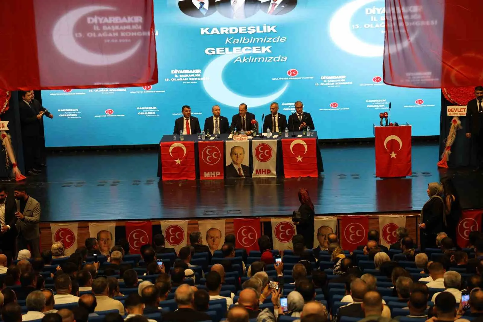 MHP DİYARBAKIR 15. OLAĞAN İL KONGRESİ, MHP GENEL SEKRETER YARDIMCISI VE İZMİR MİLLETVEKİLİ OSMANAĞAOĞLU’NUN DİVAN BAŞKANLIĞINDA GERÇEKLEŞTİ.
