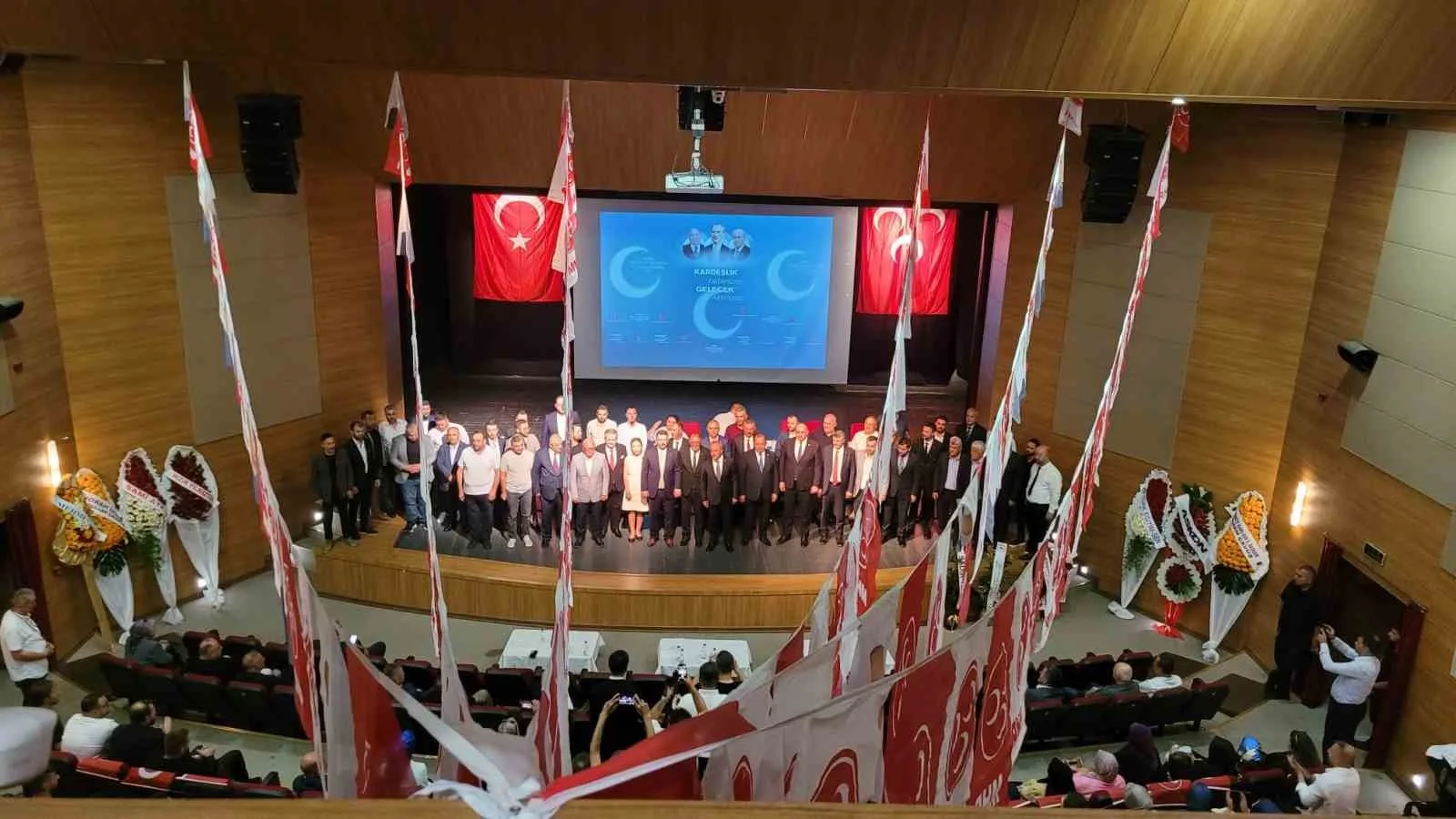 MİLLİYETÇİ HAREKET PARTİSİ (MHP) DÜZCE MERKEZ İLÇE KONGRESİ GERÇEKLEŞTİRİLDİ. KONGREDE MEVCUT BAŞKAN MESUT SERTOĞLU, YENİDEN MERKEZ İLÇE BAŞKANLIĞI GÖREVİNE SEÇİLEREK GÜVEN TAZELEDİ.