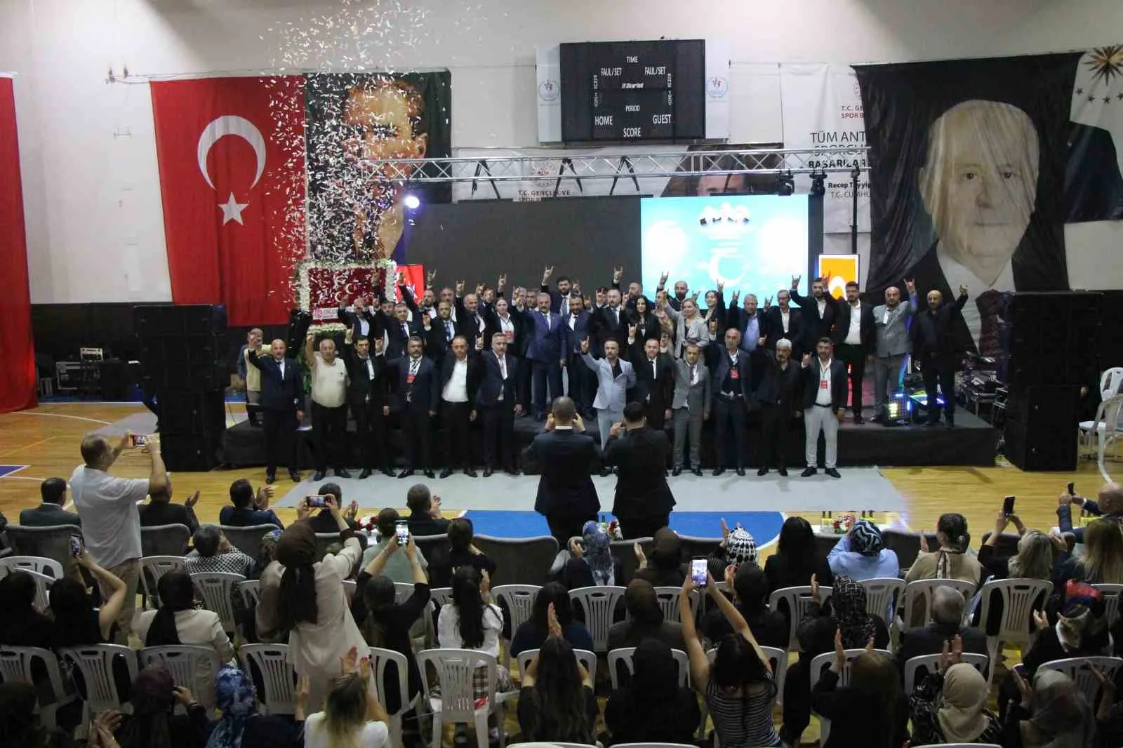 OĞUZHAN SAKIZCI’NIN İL BAŞKANLIĞINA ADAY GÖSTERİLDİĞİ KONGREYE ÇOK SAYIDA PARTİLİNİN YANI SIRA MHP MYK ÜYESİ ŞUAYİP AK İLE AK PARTİ AMASYA MİLLETVEKİLLERİ HALUK İPEK VE HASAN ÇİLEZ DE KATILDI.