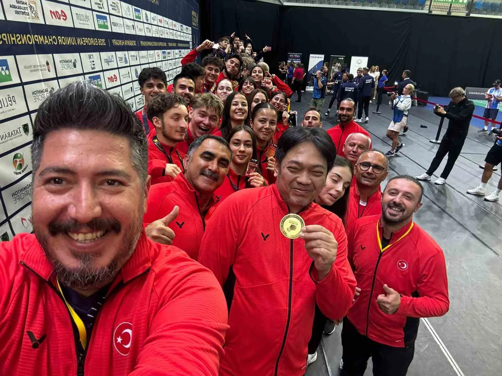 ESKİŞEHİRLİ BADMİNTON SPORCULARI MACARİSTAN’IN TATABANYA ŞEHRİNDE 18 AĞUSTOS’TA BAŞLAYAN AVRUPA GENÇLER BADMİNTON ŞAMPİYONASI’NDA MÜCADELE EDEN BADMİNTON MİLLİ TAKIMI, TAKIM MÜSABAKALARINI AVRUPA ÜÇÜNCÜSÜ OLARAK TAMAMLAYARAK TARİHİ BİR BAŞARIYA İMZA ATTI. KADRODA YER ALAN ESKİŞEHİRLİ MİLLİ SPORCULAR IRMAK RANA YEMİŞEN VE YAĞMUR TUANA YEMİŞEN, SERGİLEDİKLERİ PERFORMANSLA HEM TÜRKİYE’NİN HEM DE ESKİŞEHİR’İN GURURU OLDU.