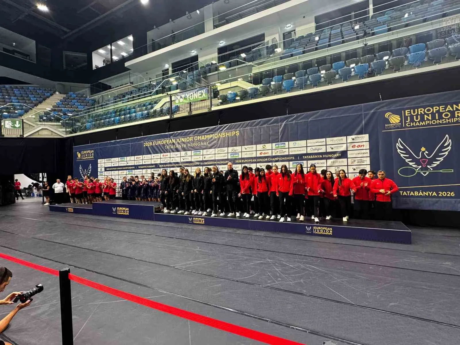 ESKİŞEHİRLİ BADMİNTON SPORCULARI MACARİSTAN’IN TATABANYA ŞEHRİNDE 18 AĞUSTOS’TA BAŞLAYAN AVRUPA GENÇLER BADMİNTON ŞAMPİYONASI’NDA MÜCADELE EDEN BADMİNTON MİLLİ TAKIMI, TAKIM MÜSABAKALARINI AVRUPA ÜÇÜNCÜSÜ OLARAK TAMAMLAYARAK TARİHİ BİR BAŞARIYA İMZA ATTI. KADRODA YER ALAN ESKİŞEHİRLİ MİLLİ SPORCULAR IRMAK RANA YEMİŞEN VE YAĞMUR TUANA YEMİŞEN, SERGİLEDİKLERİ PERFORMANSLA HEM TÜRKİYE’NİN HEM DE ESKİŞEHİR’İN GURURU OLDU.