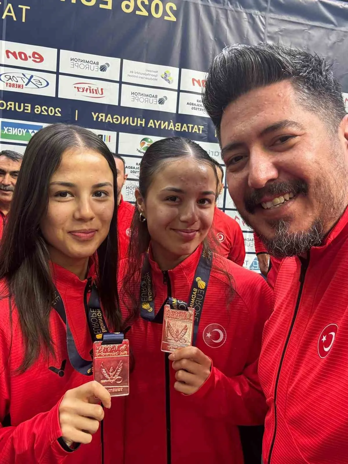 ESKİŞEHİRLİ BADMİNTON SPORCULARI MACARİSTAN’IN TATABANYA ŞEHRİNDE 18 AĞUSTOS’TA BAŞLAYAN AVRUPA GENÇLER BADMİNTON ŞAMPİYONASI’NDA MÜCADELE EDEN BADMİNTON MİLLİ TAKIMI, TAKIM MÜSABAKALARINI AVRUPA ÜÇÜNCÜSÜ OLARAK TAMAMLAYARAK TARİHİ BİR BAŞARIYA İMZA ATTI. KADRODA YER ALAN ESKİŞEHİRLİ MİLLİ SPORCULAR IRMAK RANA YEMİŞEN VE YAĞMUR TUANA YEMİŞEN, SERGİLEDİKLERİ PERFORMANSLA HEM TÜRKİYE’NİN HEM DE ESKİŞEHİR’İN GURURU OLDU.