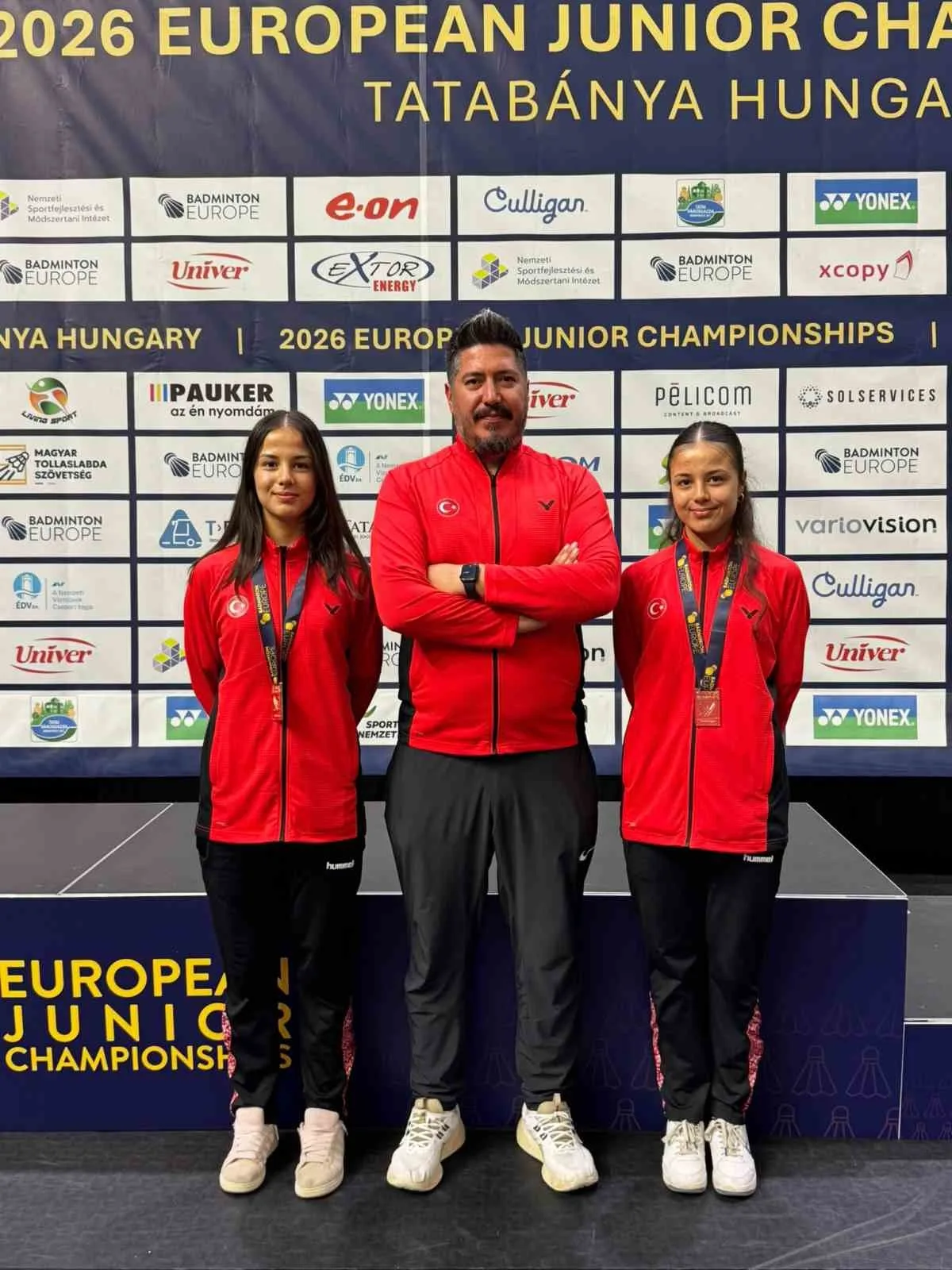 ESKİŞEHİRLİ BADMİNTON SPORCULARI MACARİSTAN’IN TATABANYA ŞEHRİNDE 18 AĞUSTOS’TA BAŞLAYAN AVRUPA GENÇLER BADMİNTON ŞAMPİYONASI’NDA MÜCADELE EDEN BADMİNTON MİLLİ TAKIMI, TAKIM MÜSABAKALARINI AVRUPA ÜÇÜNCÜSÜ OLARAK TAMAMLAYARAK TARİHİ BİR BAŞARIYA İMZA ATTI. KADRODA YER ALAN ESKİŞEHİRLİ MİLLİ SPORCULAR IRMAK RANA YEMİŞEN VE YAĞMUR TUANA YEMİŞEN, SERGİLEDİKLERİ PERFORMANSLA HEM TÜRKİYE’NİN HEM DE ESKİŞEHİR’İN GURURU OLDU.