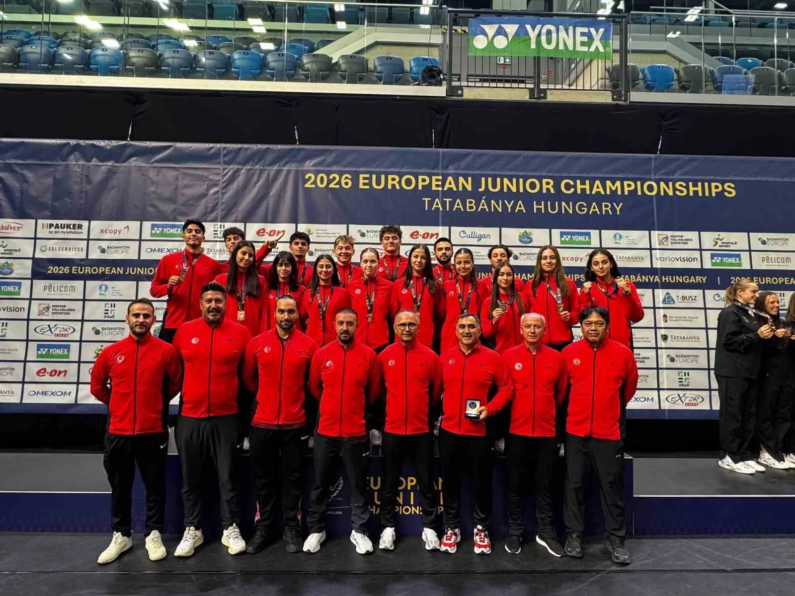 ESKİŞEHİRLİ BADMİNTON SPORCULARI MACARİSTAN’IN TATABANYA ŞEHRİNDE 18 AĞUSTOS’TA BAŞLAYAN AVRUPA GENÇLER BADMİNTON ŞAMPİYONASI’NDA MÜCADELE EDEN BADMİNTON MİLLİ TAKIMI, TAKIM MÜSABAKALARINI AVRUPA ÜÇÜNCÜSÜ OLARAK TAMAMLAYARAK TARİHİ BİR BAŞARIYA İMZA ATTI. KADRODA YER ALAN ESKİŞEHİRLİ MİLLİ SPORCULAR IRMAK RANA YEMİŞEN VE YAĞMUR TUANA YEMİŞEN, SERGİLEDİKLERİ PERFORMANSLA HEM TÜRKİYE’NİN HEM DE ESKİŞEHİR’İN GURURU OLDU.
