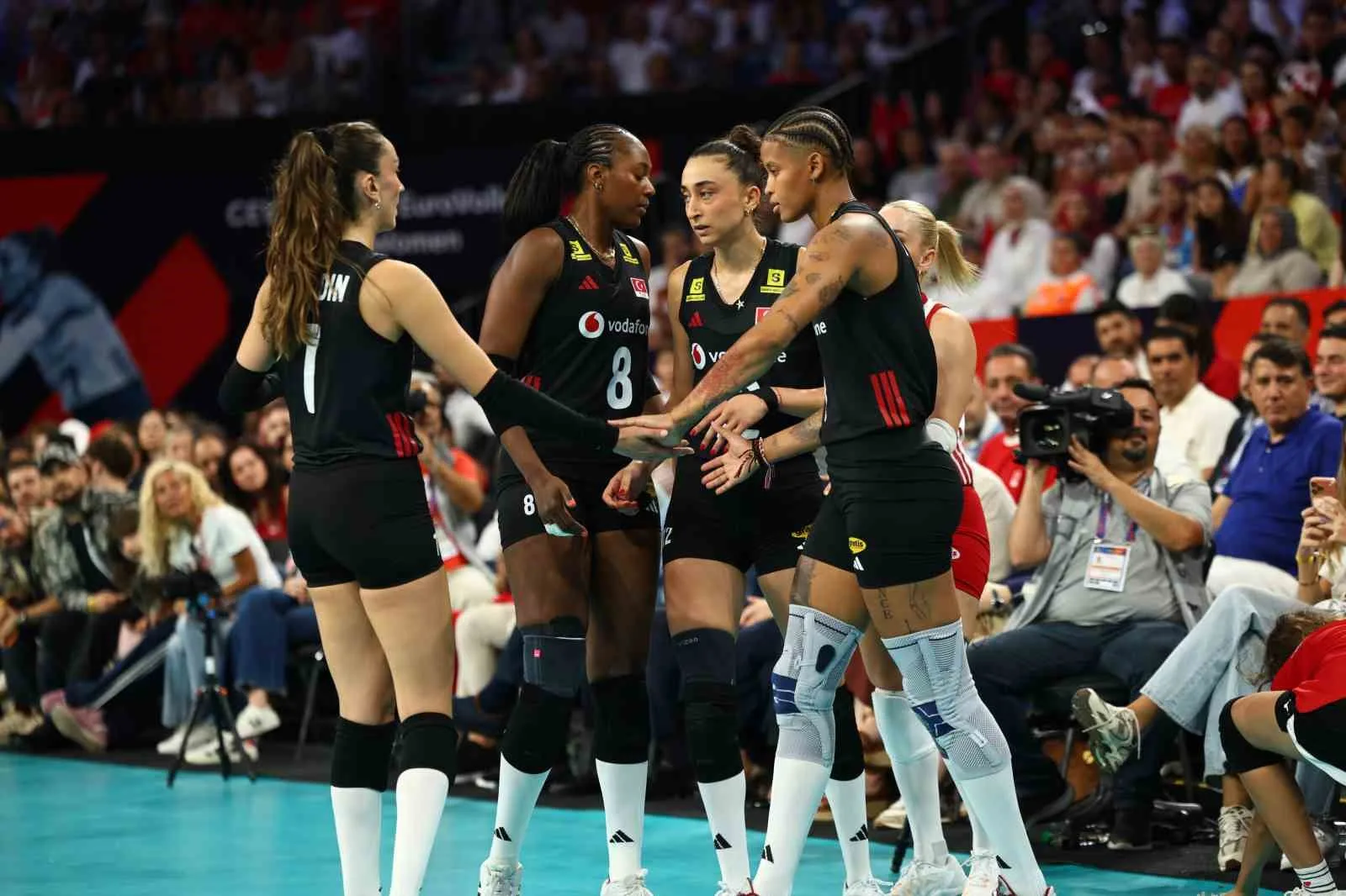 A MİLLİ KADIN VOLEYBOL TAKIMI, 2026 CEV AVRUPA VOLEYBOL ŞAMPİYONASI A GRUBU İKİNCİ MAÇINDA SLOVENYA'YI 3-1 MAĞLUP ETTİ. MİLLİLER, YARIN MACARİSTAN İLE KARŞILAŞACAK.