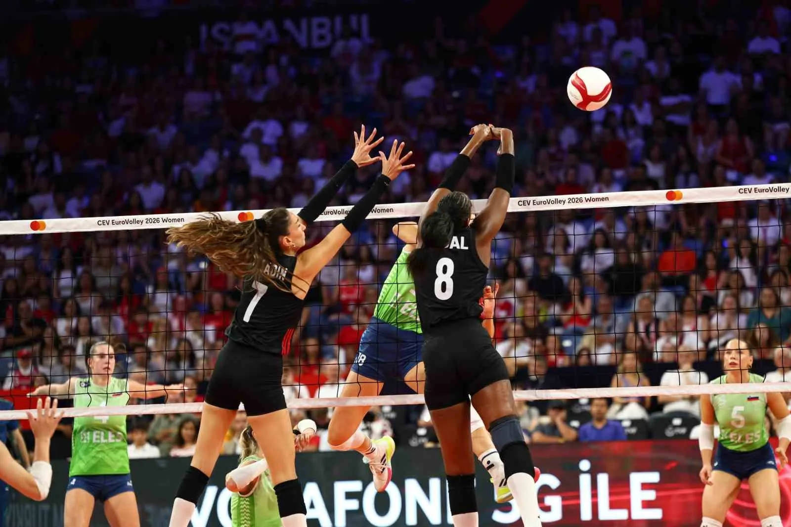 A MİLLİ KADIN VOLEYBOL TAKIMI, 2026 CEV AVRUPA VOLEYBOL ŞAMPİYONASI A GRUBU İKİNCİ MAÇINDA SLOVENYA'YI 3-1 MAĞLUP ETTİ. MİLLİLER, YARIN MACARİSTAN İLE KARŞILAŞACAK.