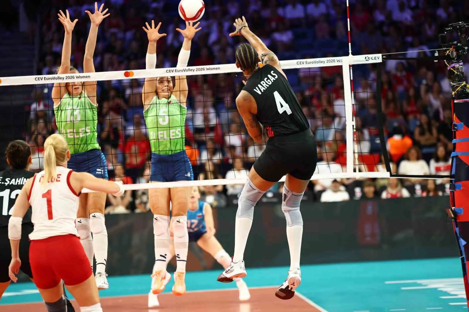 A MİLLİ KADIN VOLEYBOL TAKIMI, 2026 CEV AVRUPA VOLEYBOL ŞAMPİYONASI A GRUBU İKİNCİ MAÇINDA SLOVENYA'YI 3-1 MAĞLUP ETTİ. MİLLİLER, YARIN MACARİSTAN İLE KARŞILAŞACAK.