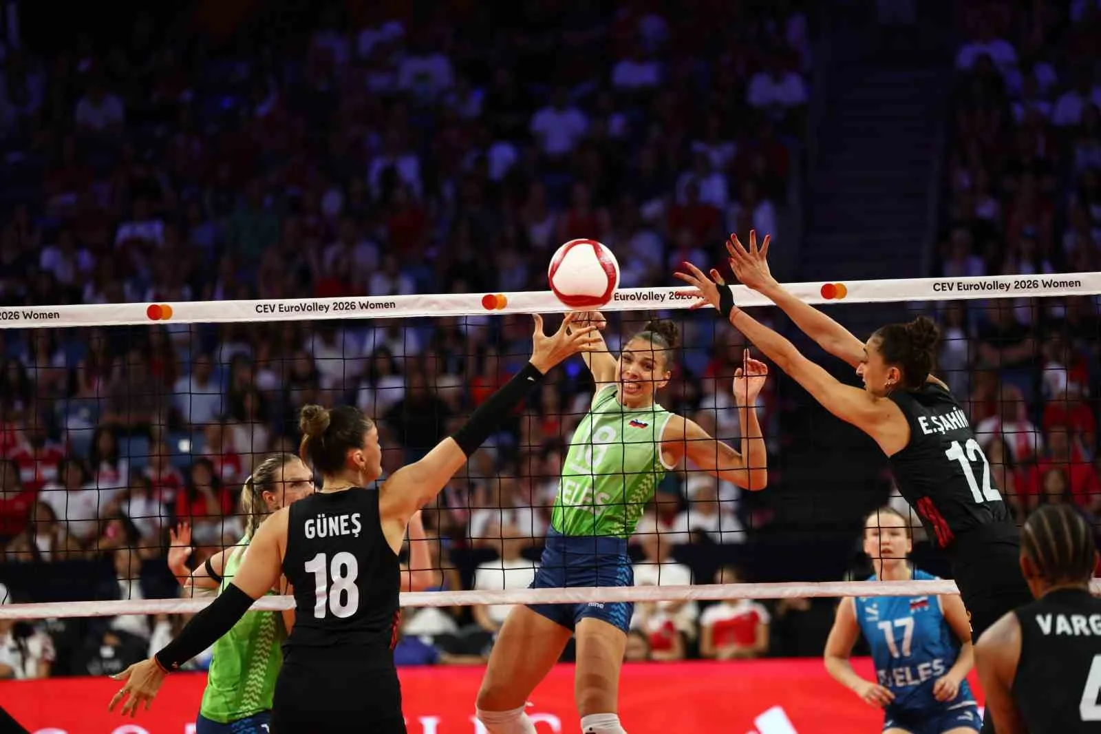 A MİLLİ KADIN VOLEYBOL TAKIMI, 2026 CEV AVRUPA VOLEYBOL ŞAMPİYONASI A GRUBU İKİNCİ MAÇINDA SLOVENYA'YI 3-1 MAĞLUP ETTİ. MİLLİLER, YARIN MACARİSTAN İLE KARŞILAŞACAK.