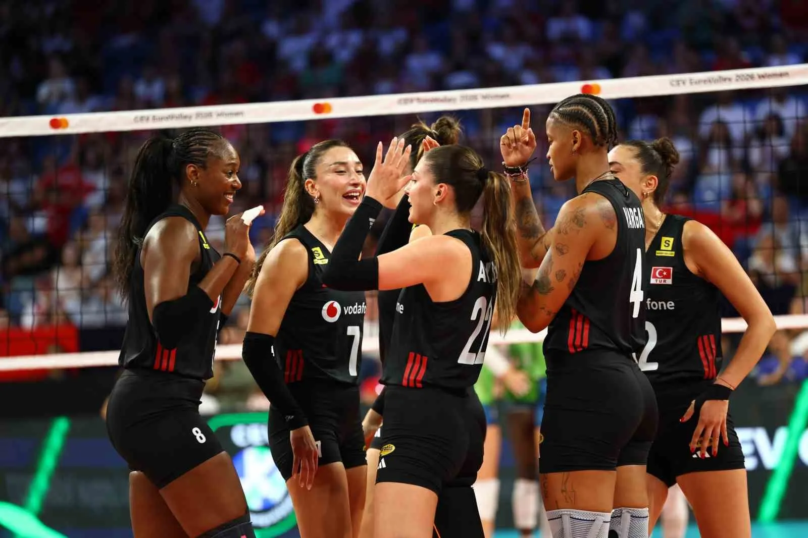 A MİLLİ KADIN VOLEYBOL TAKIMI, 2026 CEV AVRUPA VOLEYBOL ŞAMPİYONASI A GRUBU İKİNCİ MAÇINDA SLOVENYA'YI 3-1 MAĞLUP ETTİ. MİLLİLER, YARIN MACARİSTAN İLE KARŞILAŞACAK.
