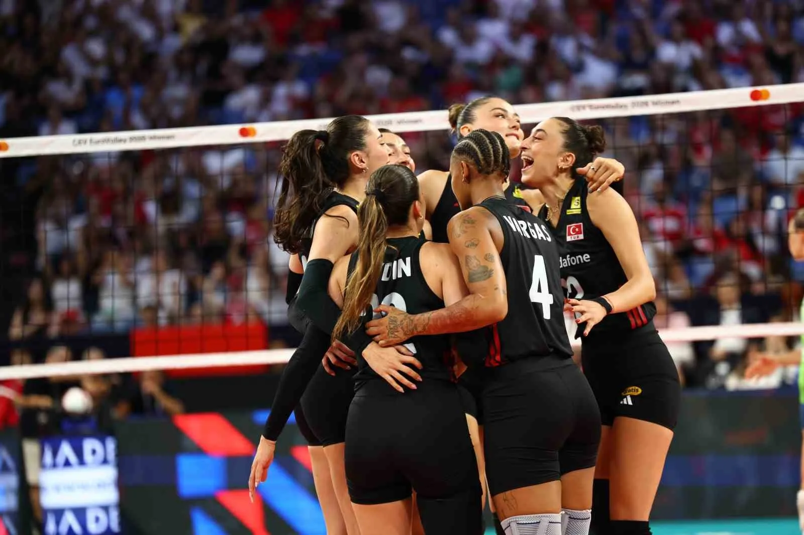 A MİLLİ KADIN VOLEYBOL TAKIMI, 2026 CEV AVRUPA VOLEYBOL ŞAMPİYONASI A GRUBU İKİNCİ MAÇINDA SLOVENYA'YI 3-1 MAĞLUP ETTİ. MİLLİLER, YARIN MACARİSTAN İLE KARŞILAŞACAK.