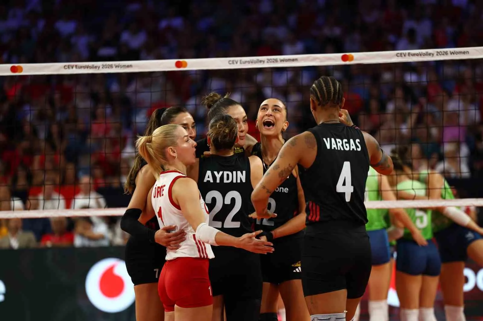 A MİLLİ KADIN VOLEYBOL TAKIMI, 2026 CEV AVRUPA VOLEYBOL ŞAMPİYONASI A GRUBU İKİNCİ MAÇINDA SLOVENYA'YI 3-1 MAĞLUP ETTİ. MİLLİLER, YARIN MACARİSTAN İLE KARŞILAŞACAK.