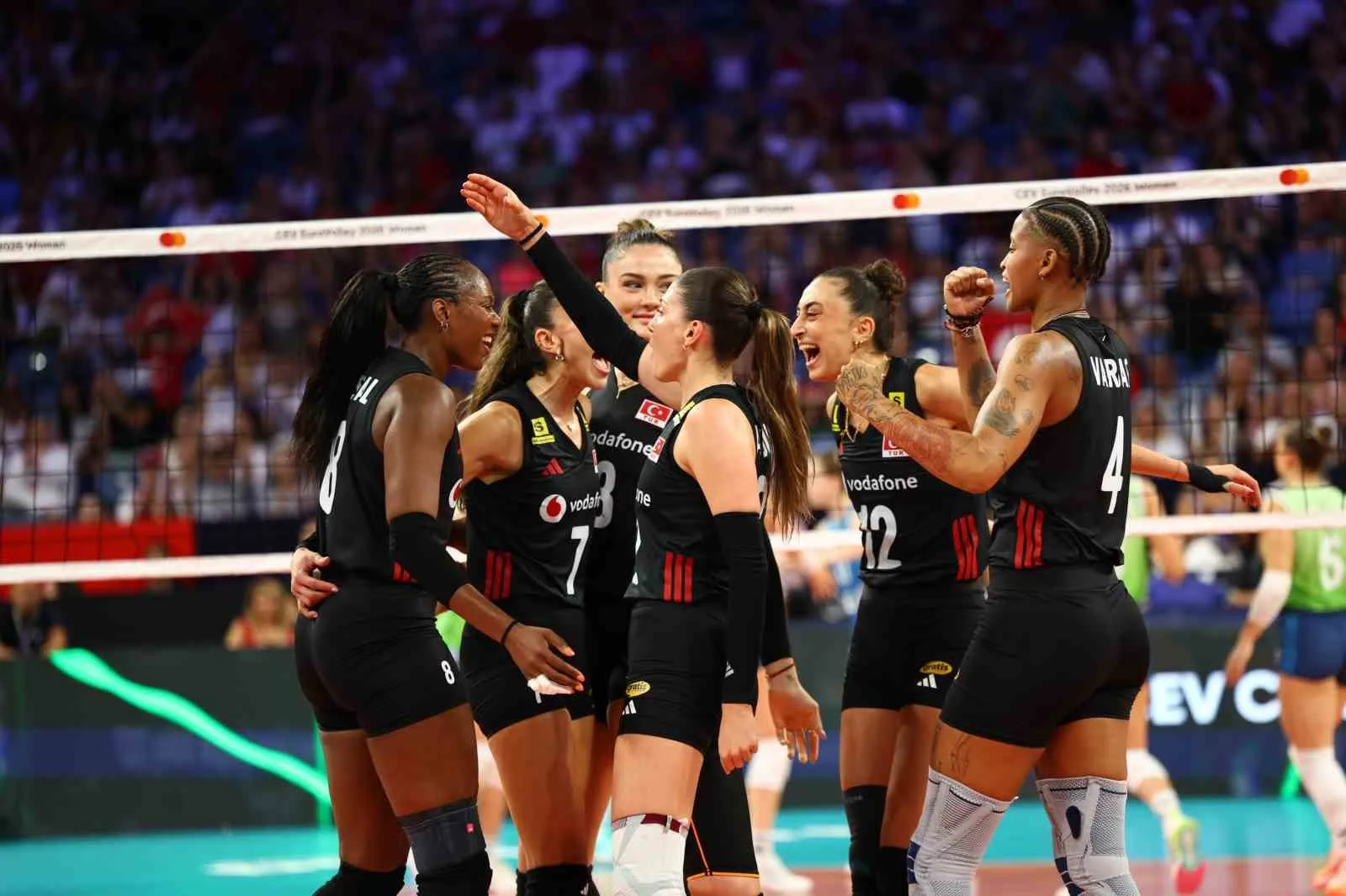A MİLLİ KADIN VOLEYBOL TAKIMI, 2026 CEV AVRUPA VOLEYBOL ŞAMPİYONASI A GRUBU İKİNCİ MAÇINDA SLOVENYA'YI 3-1 MAĞLUP ETTİ. MİLLİLER, YARIN MACARİSTAN İLE KARŞILAŞACAK.