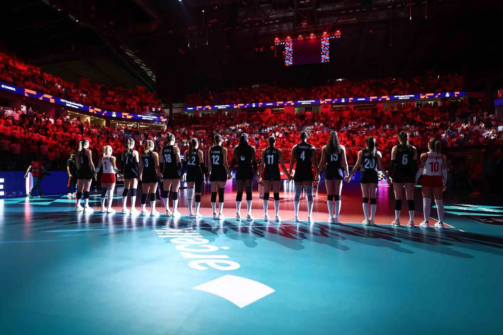 A MİLLİ KADIN VOLEYBOL TAKIMI, 2026 CEV AVRUPA VOLEYBOL ŞAMPİYONASI A GRUBU İKİNCİ MAÇINDA SLOVENYA'YI 3-1 MAĞLUP ETTİ. MİLLİLER, YARIN MACARİSTAN İLE KARŞILAŞACAK.