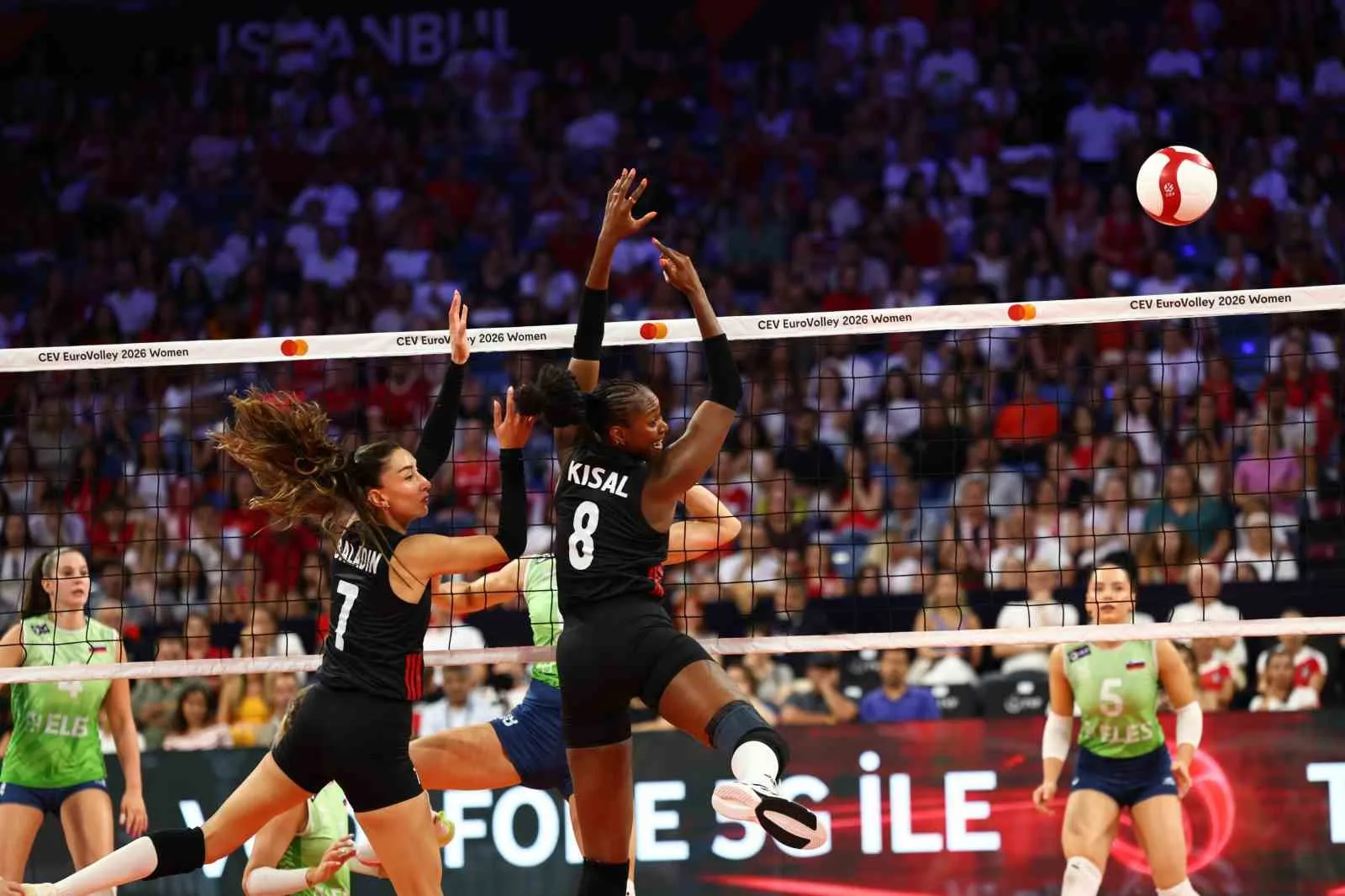 A MİLLİ KADIN VOLEYBOL TAKIMI, 2026 CEV AVRUPA VOLEYBOL ŞAMPİYONASI A GRUBU İKİNCİ MAÇINDA SLOVENYA'YI 3-1 MAĞLUP ETTİ. MİLLİLER, YARIN MACARİSTAN İLE KARŞILAŞACAK.