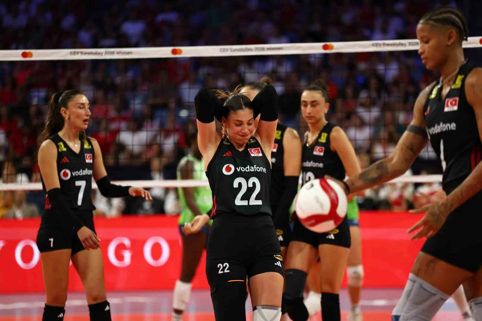 A MİLLİ KADIN VOLEYBOL TAKIMI, 2026 CEV AVRUPA VOLEYBOL ŞAMPİYONASI A GRUBU İKİNCİ MAÇINDA SLOVENYA'YI 3-1 MAĞLUP ETTİ. MİLLİLER, YARIN MACARİSTAN İLE KARŞILAŞACAK.