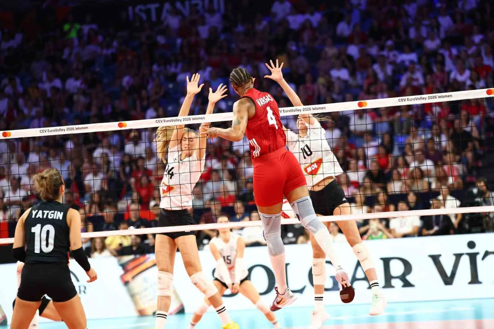 A MİLLİ KADIN VOLEYBOL TAKIMI, 2026 CEV TRENDYOL AVRUPA VOLEYBOL ŞAMPİYONASI A GRUBU 3. MAÇINDA MACARİSTAN'I 3-0 MAĞLUP ETTİ.
