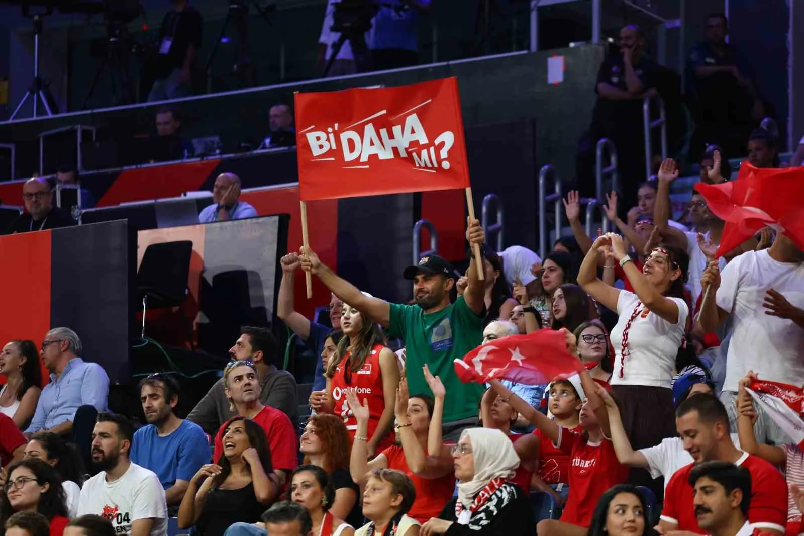 A MİLLİ KADIN VOLEYBOL TAKIMI, 2026 CEV TRENDYOL AVRUPA VOLEYBOL ŞAMPİYONASI A GRUBU 3. MAÇINDA MACARİSTAN'I 3-0 MAĞLUP ETTİ.