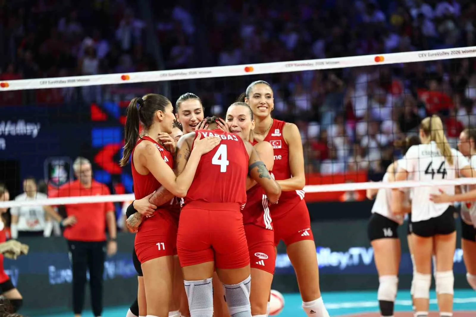 A MİLLİ KADIN VOLEYBOL TAKIMI, 2026 CEV TRENDYOL AVRUPA VOLEYBOL ŞAMPİYONASI A GRUBU 3. MAÇINDA MACARİSTAN'I 3-0 MAĞLUP ETTİ.