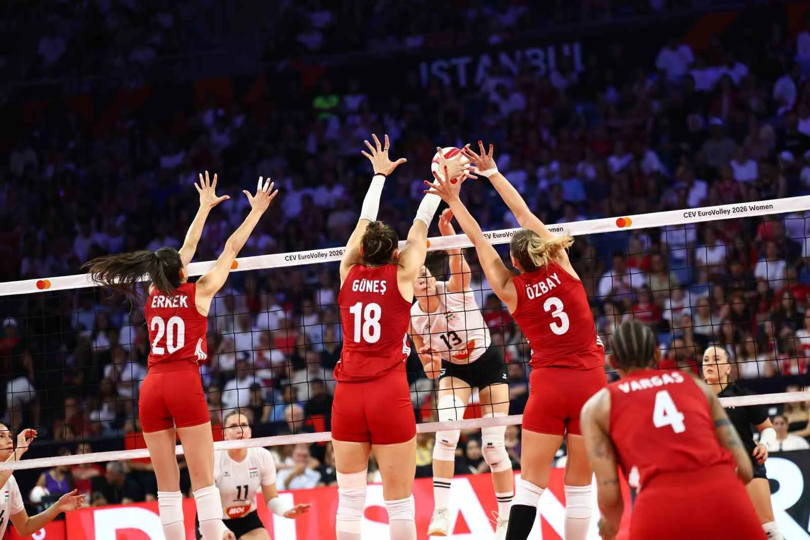 A MİLLİ KADIN VOLEYBOL TAKIMI, 2026 CEV TRENDYOL AVRUPA VOLEYBOL ŞAMPİYONASI A GRUBU 3. MAÇINDA MACARİSTAN'I 3-0 MAĞLUP ETTİ.