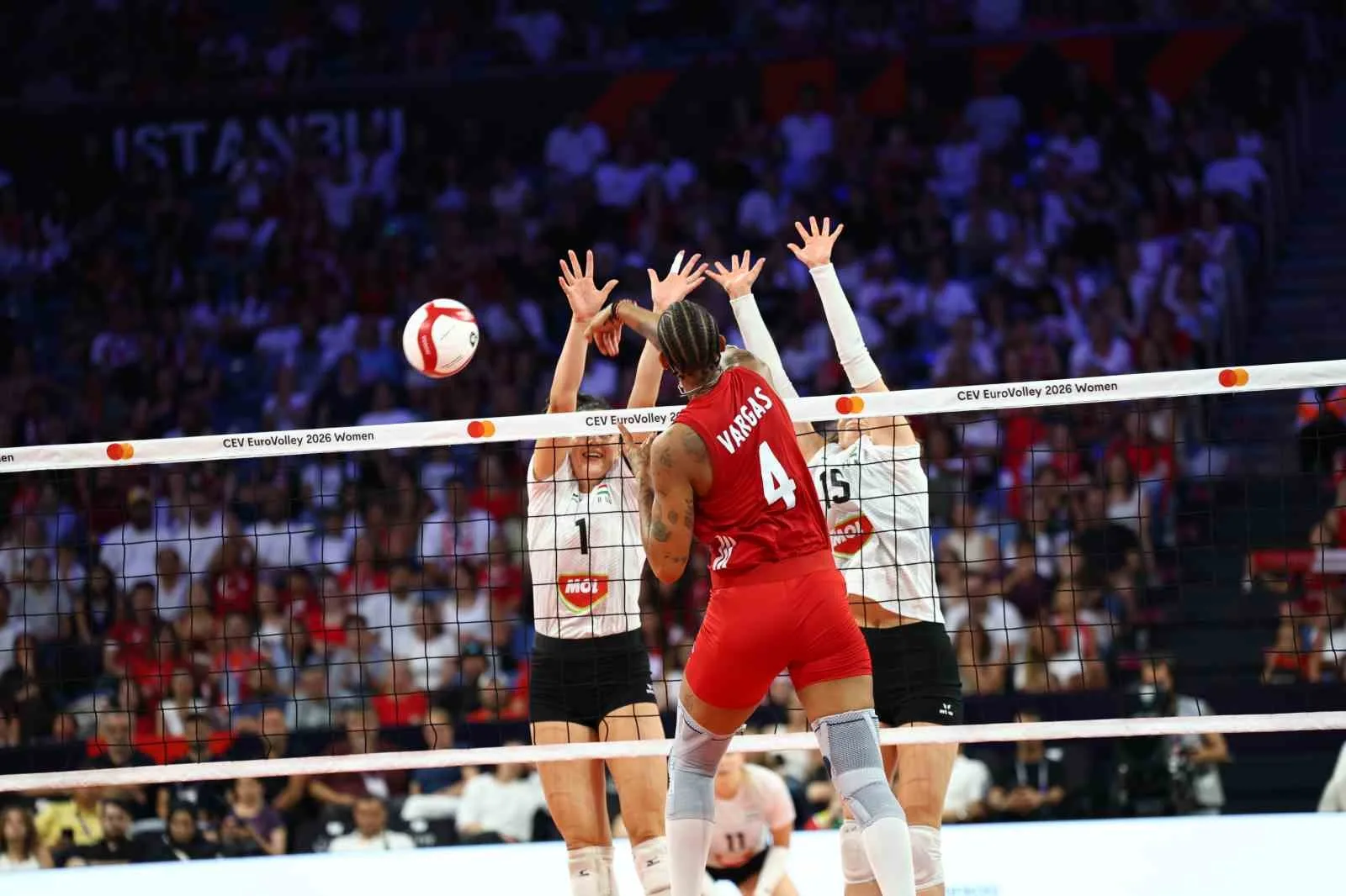 A MİLLİ KADIN VOLEYBOL TAKIMI, 2026 CEV TRENDYOL AVRUPA VOLEYBOL ŞAMPİYONASI A GRUBU 3. MAÇINDA MACARİSTAN'I 3-0 MAĞLUP ETTİ.