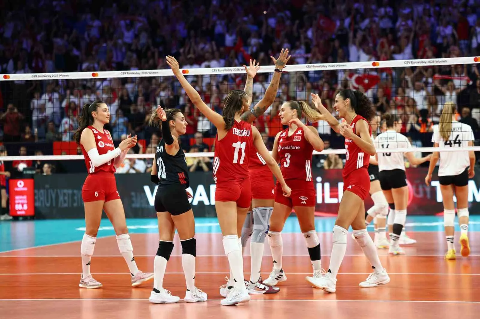 A MİLLİ KADIN VOLEYBOL TAKIMI, 2026 CEV TRENDYOL AVRUPA VOLEYBOL ŞAMPİYONASI A GRUBU 3. MAÇINDA MACARİSTAN'I 3-0 MAĞLUP ETTİ.