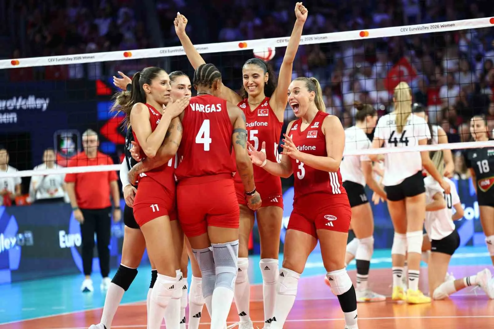 A MİLLİ KADIN VOLEYBOL TAKIMI, 2026 CEV TRENDYOL AVRUPA VOLEYBOL ŞAMPİYONASI A GRUBU 3. MAÇINDA MACARİSTAN'I 3-0 MAĞLUP ETTİ.