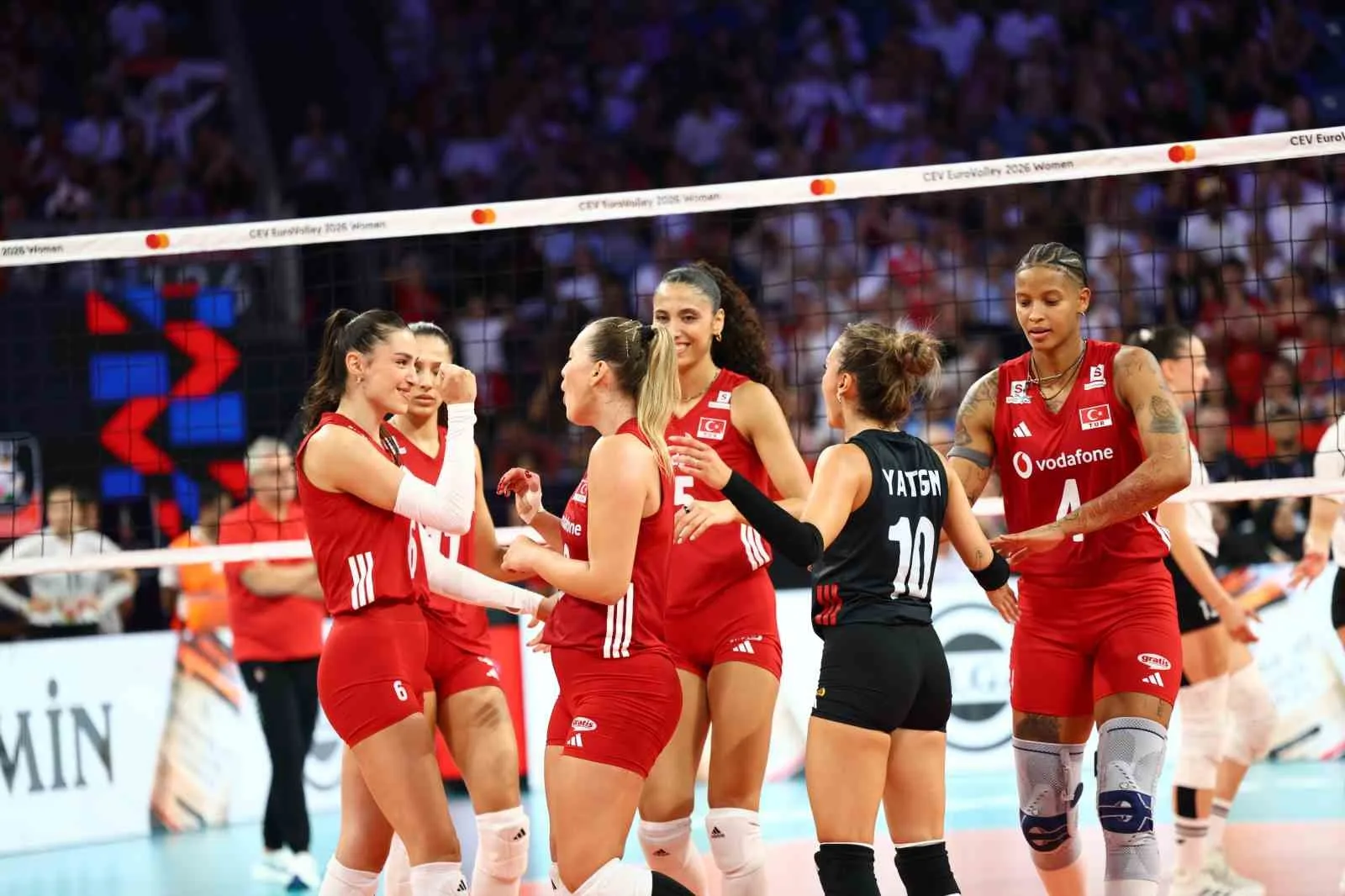 A MİLLİ KADIN VOLEYBOL TAKIMI, 2026 CEV TRENDYOL AVRUPA VOLEYBOL ŞAMPİYONASI A GRUBU 3. MAÇINDA MACARİSTAN'I 3-0 MAĞLUP ETTİ.