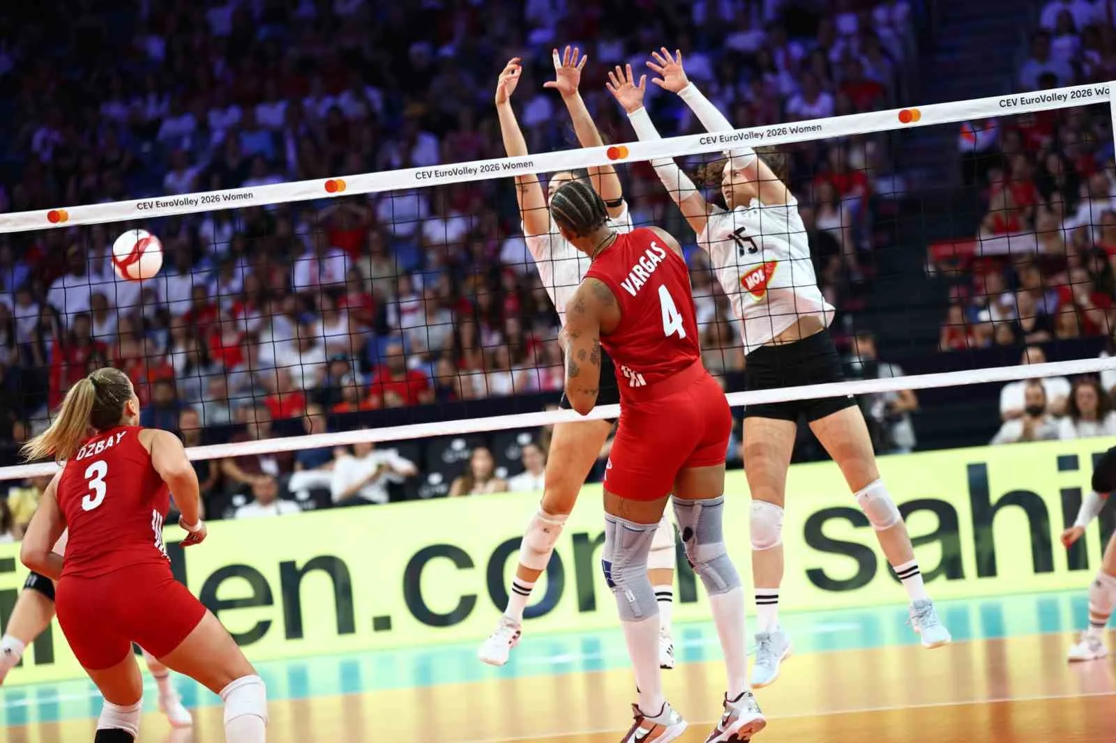 A MİLLİ KADIN VOLEYBOL TAKIMI, 2026 CEV TRENDYOL AVRUPA VOLEYBOL ŞAMPİYONASI A GRUBU 3. MAÇINDA MACARİSTAN'I 3-0 MAĞLUP ETTİ.
