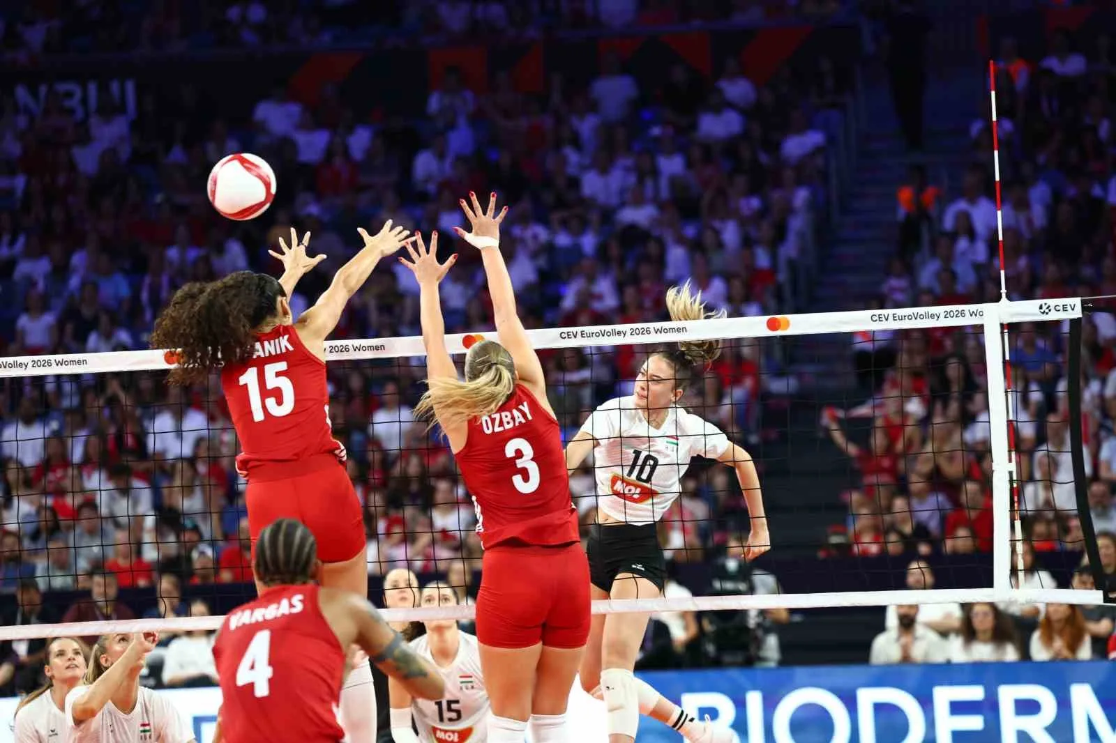 A MİLLİ KADIN VOLEYBOL TAKIMI, 2026 CEV TRENDYOL AVRUPA VOLEYBOL ŞAMPİYONASI A GRUBU 3. MAÇINDA MACARİSTAN'I 3-0 MAĞLUP ETTİ.