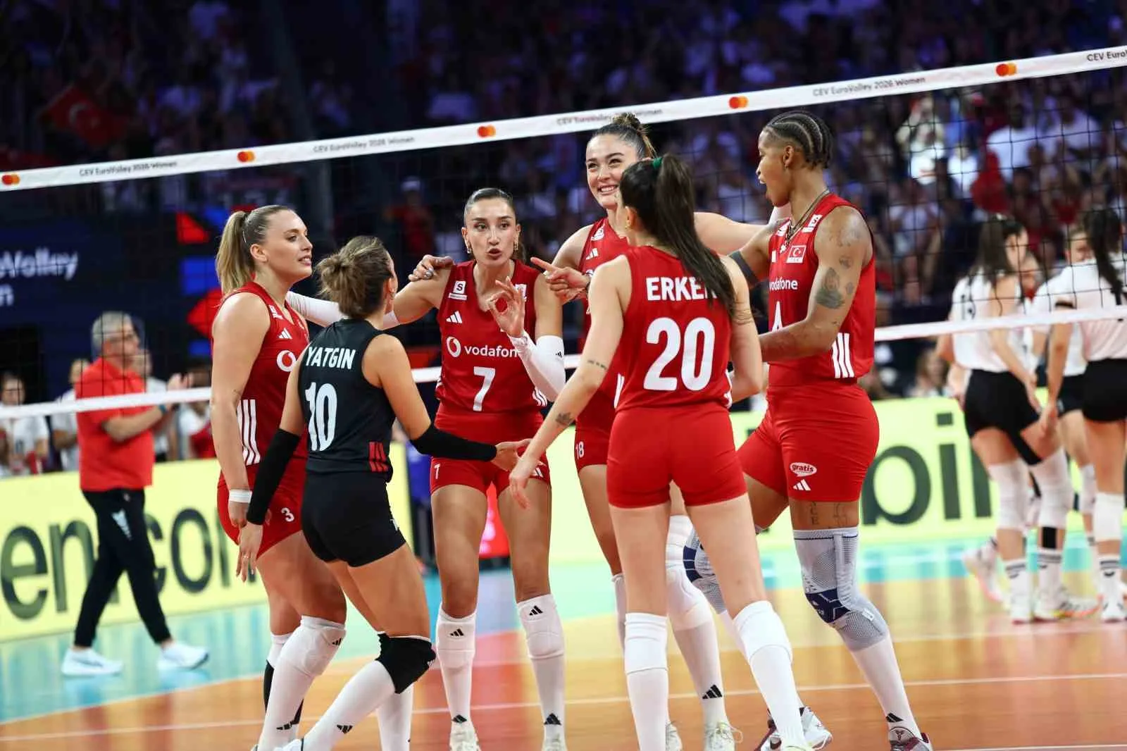 A MİLLİ KADIN VOLEYBOL TAKIMI, 2026 CEV TRENDYOL AVRUPA VOLEYBOL ŞAMPİYONASI A GRUBU 3. MAÇINDA MACARİSTAN'I 3-0 MAĞLUP ETTİ.