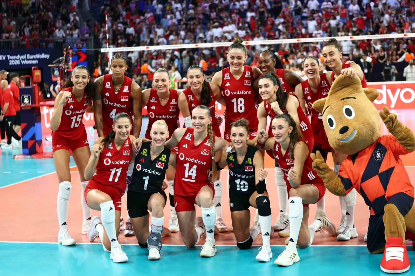 A MİLLİ KADIN VOLEYBOL TAKIMI, 2026 CEV TRENDYOL AVRUPA VOLEYBOL ŞAMPİYONASI A GRUBU 3. MAÇINDA MACARİSTAN'I 3-0 MAĞLUP ETTİ.