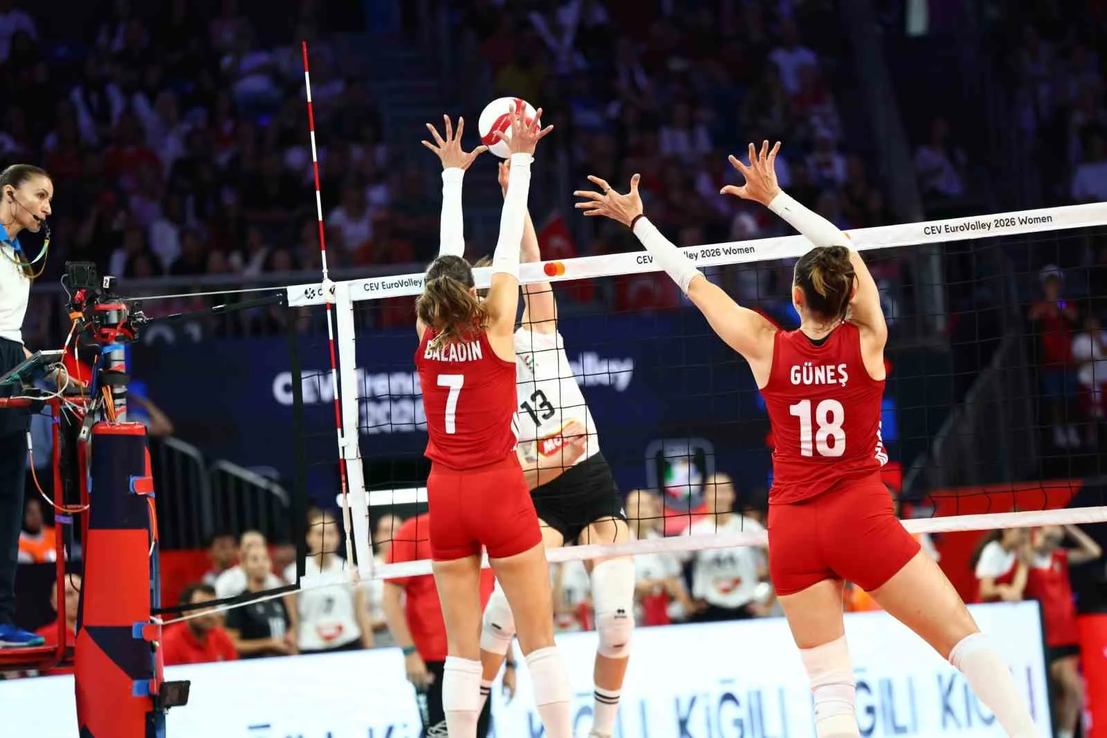 A MİLLİ KADIN VOLEYBOL TAKIMI, 2026 CEV TRENDYOL AVRUPA VOLEYBOL ŞAMPİYONASI A GRUBU 3. MAÇINDA MACARİSTAN'I 3-0 MAĞLUP ETTİ.