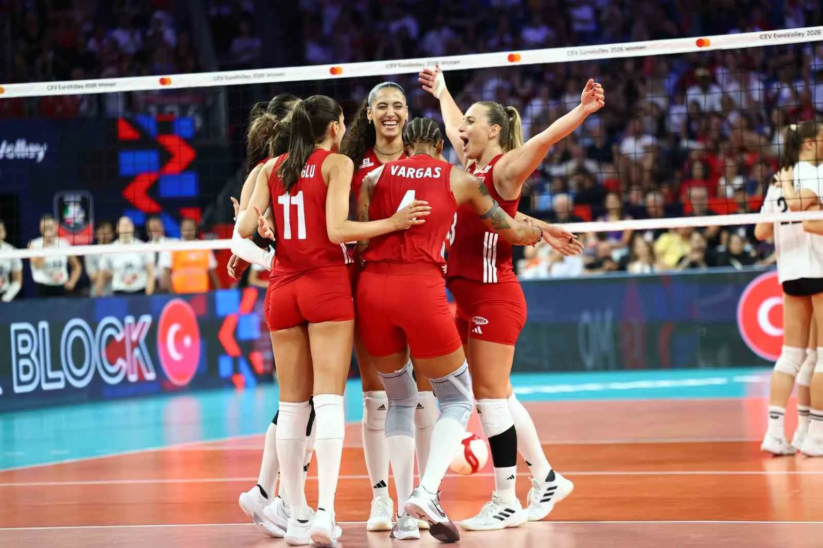 A MİLLİ KADIN VOLEYBOL TAKIMI, 2026 CEV TRENDYOL AVRUPA VOLEYBOL ŞAMPİYONASI A GRUBU 3. MAÇINDA MACARİSTAN'I 3-0 MAĞLUP ETTİ.