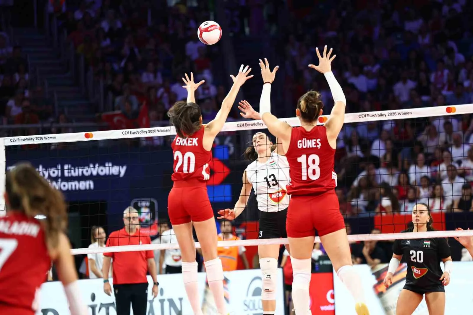 A MİLLİ KADIN VOLEYBOL TAKIMI, 2026 CEV TRENDYOL AVRUPA VOLEYBOL ŞAMPİYONASI A GRUBU 3. MAÇINDA MACARİSTAN'I 3-0 MAĞLUP ETTİ.