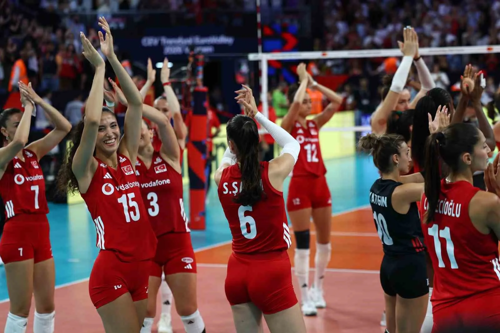 A MİLLİ KADIN VOLEYBOL TAKIMI, 2026 CEV TRENDYOL AVRUPA VOLEYBOL ŞAMPİYONASI A GRUBU 3. MAÇINDA MACARİSTAN'I 3-0 MAĞLUP ETTİ.