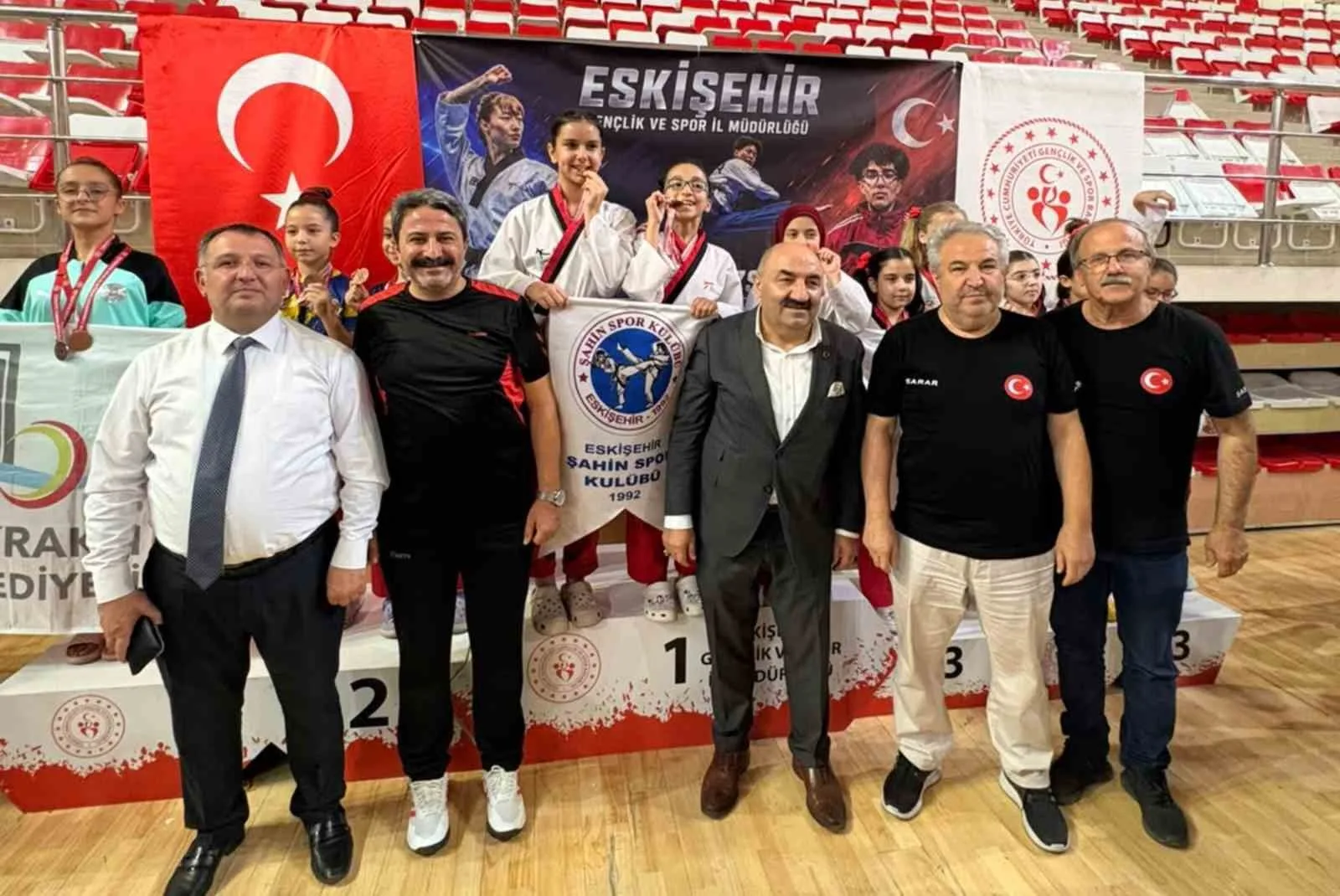 ESKİŞEHİR'DE DÜZENLENEN NADİR ÖZSOY 2. İLLER ARASI TAEKWONDO POOMSAE MÜSABAKASI HEYECANI, GERÇEKLEŞTİRİLEN FİNAL MÜSABAKALARI VE ÖDÜL TÖRENİYLE TAMAMLANDI.