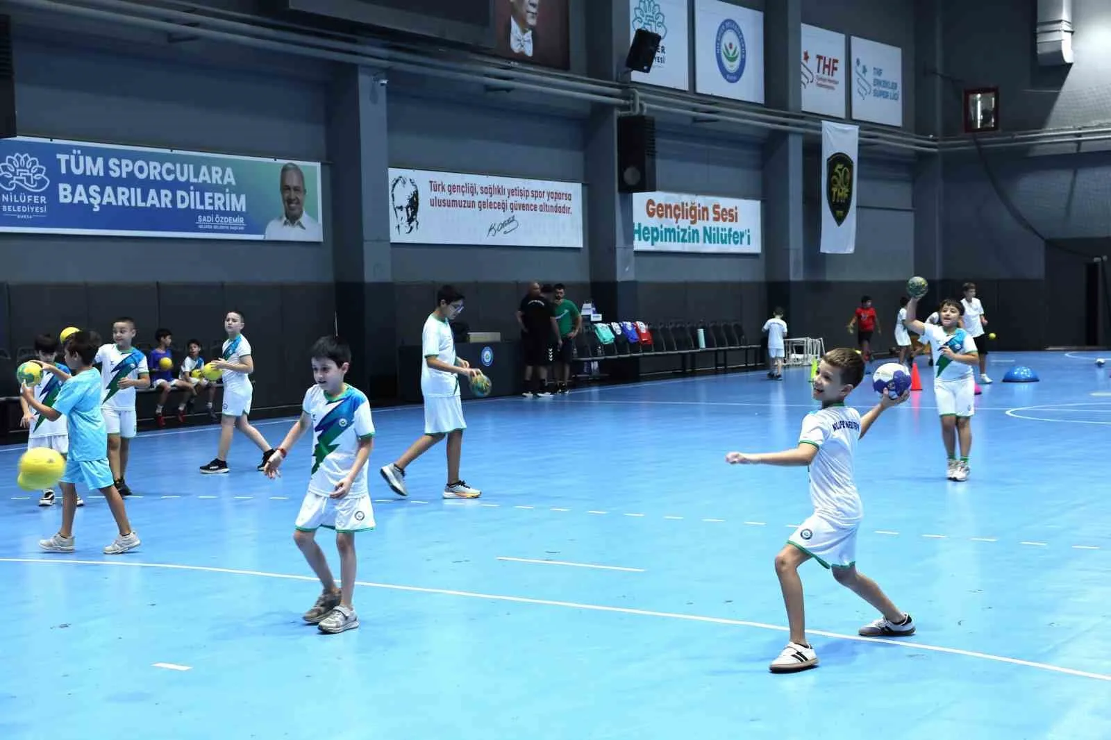 NİLÜFER BELEDİYESPOR VE TÜRKİYE HENTBOL FEDERASYONU İŞ BİRLİĞİYLE HAYATA GEÇİRİLEN HENTBOL AKADEMİSİ, 7-13 YAŞ ARALIĞINDAKİ ÇOCUKLARA KAPILARINI AÇTI. PROJE KAPSAMINDA SPORCULAR, ALANINDA UZMAN ANTRENÖRLER EŞLİĞİNDE HENTBOL EĞİTİMİ ALIYOR.