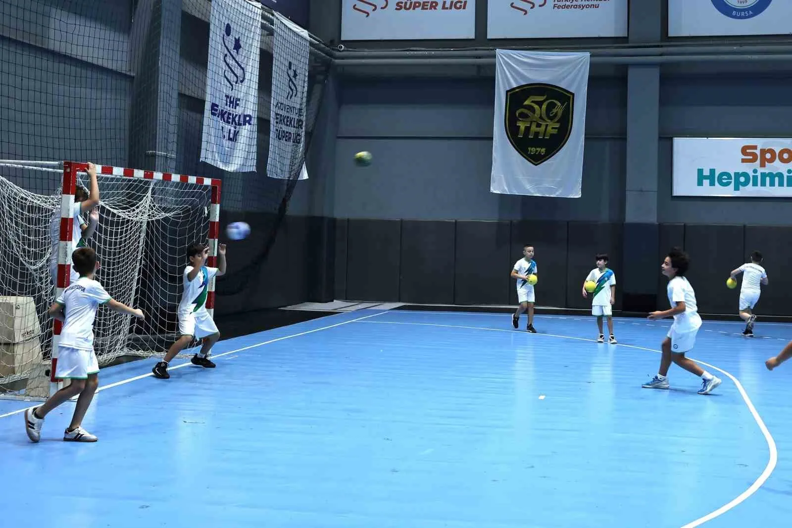 NİLÜFER BELEDİYESPOR VE TÜRKİYE HENTBOL FEDERASYONU İŞ BİRLİĞİYLE HAYATA GEÇİRİLEN HENTBOL AKADEMİSİ, 7-13 YAŞ ARALIĞINDAKİ ÇOCUKLARA KAPILARINI AÇTI. PROJE KAPSAMINDA SPORCULAR, ALANINDA UZMAN ANTRENÖRLER EŞLİĞİNDE HENTBOL EĞİTİMİ ALIYOR.