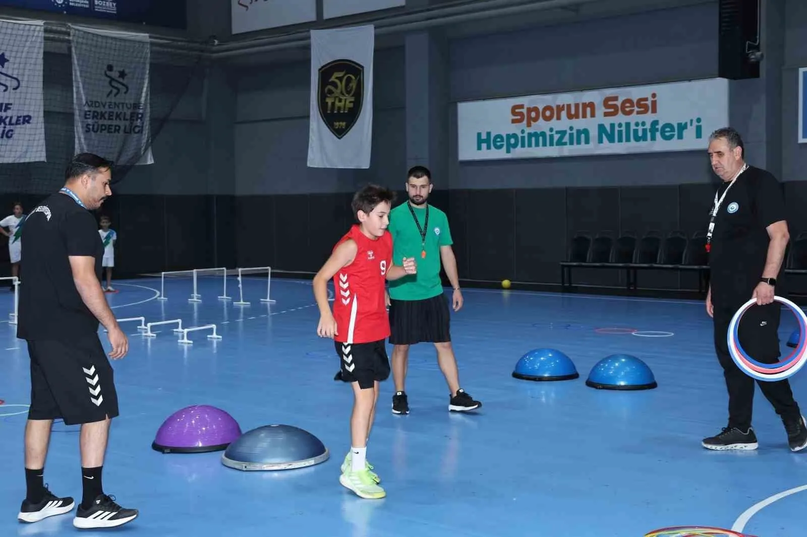 NİLÜFER BELEDİYESPOR VE TÜRKİYE HENTBOL FEDERASYONU İŞ BİRLİĞİYLE HAYATA GEÇİRİLEN HENTBOL AKADEMİSİ, 7-13 YAŞ ARALIĞINDAKİ ÇOCUKLARA KAPILARINI AÇTI. PROJE KAPSAMINDA SPORCULAR, ALANINDA UZMAN ANTRENÖRLER EŞLİĞİNDE HENTBOL EĞİTİMİ ALIYOR.