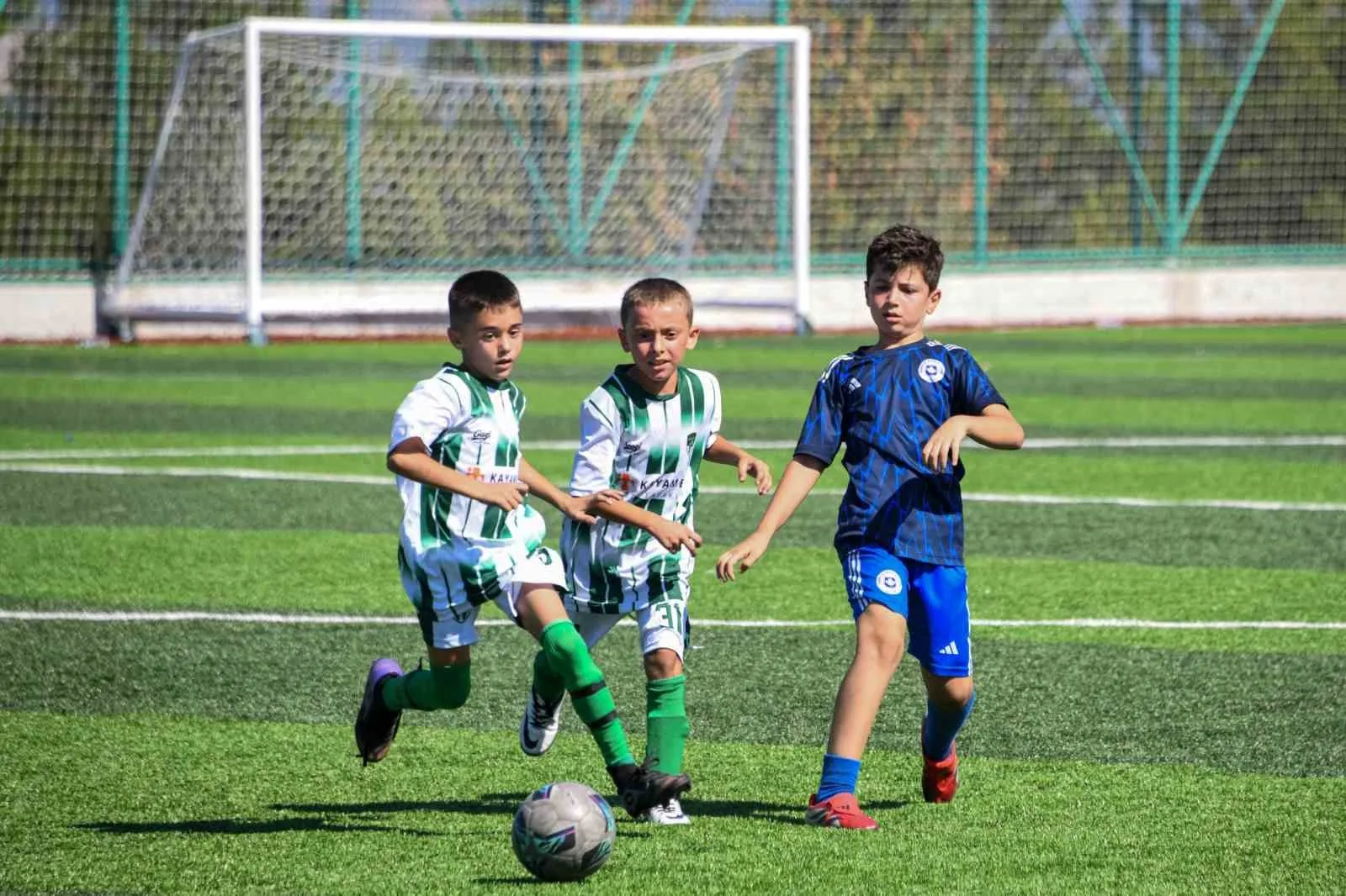 OSMANGAZİ BELEDİYESİ, GENÇ YAŞTA HAYATINI KAYBEDEN MECLİS ÜYESİ FEYYAZ ALPTUĞ MEMİŞOĞULLARI’NIN AZİZ HATIRASINI, ÇOCUKLARIN HEYECANI VE SPORUN BİRLEŞTİRİCİ GÜCÜYLE YAŞATIYOR. DOSTLUK, KARDEŞLİK VE DAYANIŞMA DUYGULARINI YEŞİL SAHAYA TAŞIYAN FEYYAZ ALPTUĞ MEMİŞOĞULLARI ANISINA FUTBOL DOSTLUK TURNUVASI, OSMANGAZİ BELEDİYE BAŞKANI ERKAN AYDIN VE SPOR CAMİASININ GENİŞ KATILIMIYLA BAŞLADI.