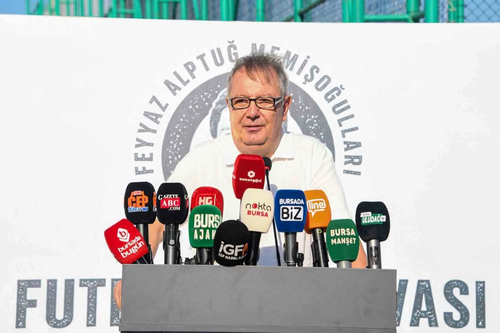 OSMANGAZİ BELEDİYESİ, GENÇ YAŞTA HAYATINI KAYBEDEN MECLİS ÜYESİ FEYYAZ ALPTUĞ MEMİŞOĞULLARI’NIN AZİZ HATIRASINI, ÇOCUKLARIN HEYECANI VE SPORUN BİRLEŞTİRİCİ GÜCÜYLE YAŞATIYOR. DOSTLUK, KARDEŞLİK VE DAYANIŞMA DUYGULARINI YEŞİL SAHAYA TAŞIYAN FEYYAZ ALPTUĞ MEMİŞOĞULLARI ANISINA FUTBOL DOSTLUK TURNUVASI, OSMANGAZİ BELEDİYE BAŞKANI ERKAN AYDIN VE SPOR CAMİASININ GENİŞ KATILIMIYLA BAŞLADI.