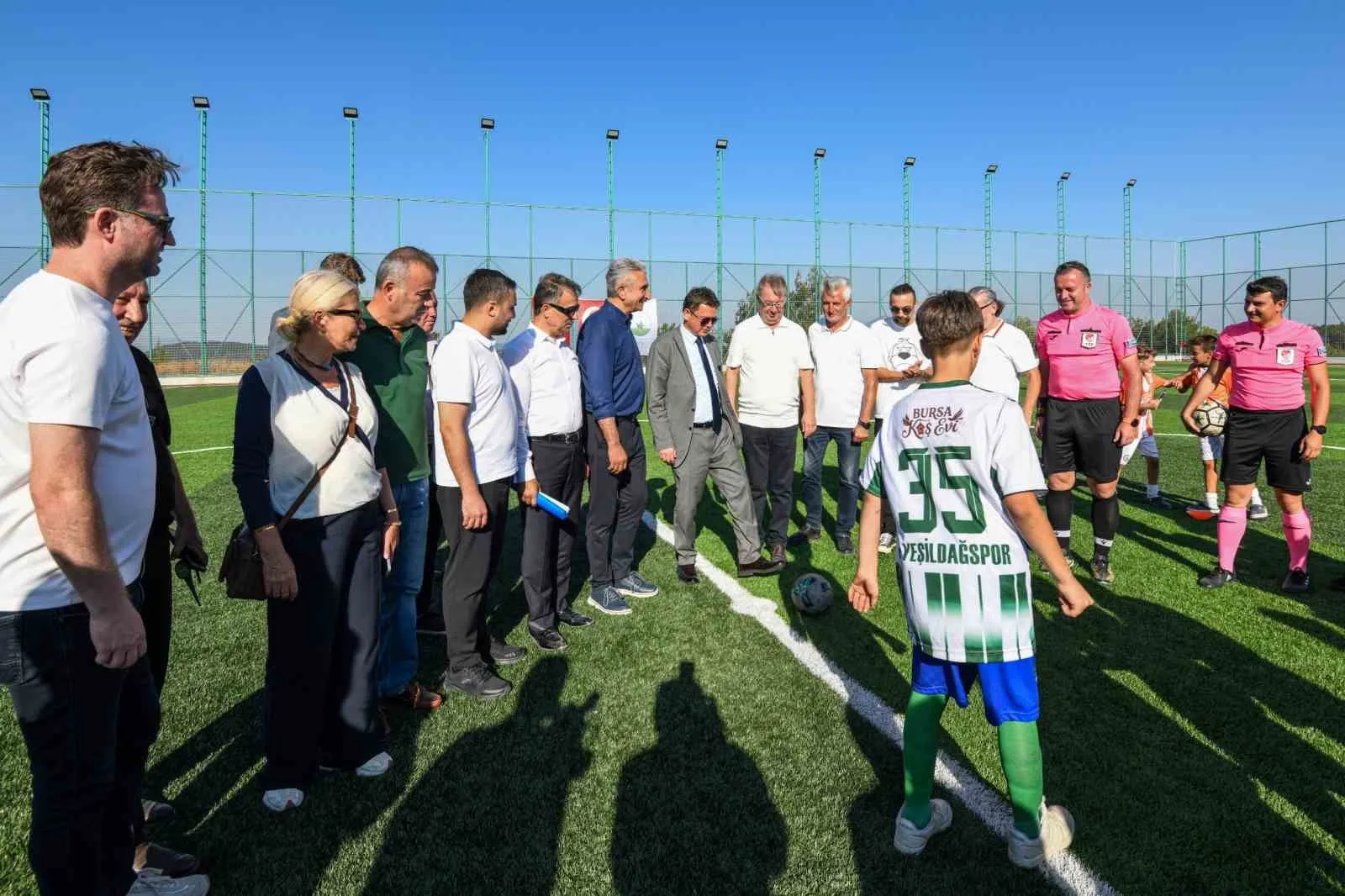 OSMANGAZİ BELEDİYESİ, GENÇ YAŞTA HAYATINI KAYBEDEN MECLİS ÜYESİ FEYYAZ ALPTUĞ MEMİŞOĞULLARI’NIN AZİZ HATIRASINI, ÇOCUKLARIN HEYECANI VE SPORUN BİRLEŞTİRİCİ GÜCÜYLE YAŞATIYOR. DOSTLUK, KARDEŞLİK VE DAYANIŞMA DUYGULARINI YEŞİL SAHAYA TAŞIYAN FEYYAZ ALPTUĞ MEMİŞOĞULLARI ANISINA FUTBOL DOSTLUK TURNUVASI, OSMANGAZİ BELEDİYE BAŞKANI ERKAN AYDIN VE SPOR CAMİASININ GENİŞ KATILIMIYLA BAŞLADI.