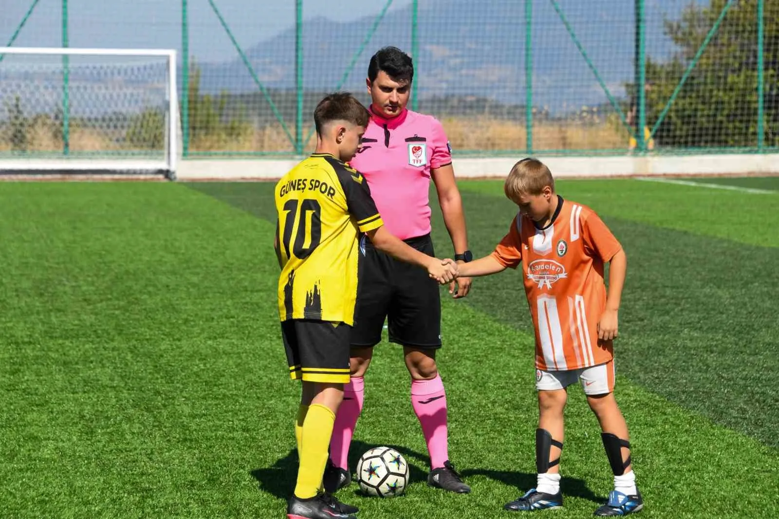 OSMANGAZİ BELEDİYESİ, GENÇ YAŞTA HAYATINI KAYBEDEN MECLİS ÜYESİ FEYYAZ ALPTUĞ MEMİŞOĞULLARI’NIN AZİZ HATIRASINI, ÇOCUKLARIN HEYECANI VE SPORUN BİRLEŞTİRİCİ GÜCÜYLE YAŞATIYOR. DOSTLUK, KARDEŞLİK VE DAYANIŞMA DUYGULARINI YEŞİL SAHAYA TAŞIYAN FEYYAZ ALPTUĞ MEMİŞOĞULLARI ANISINA FUTBOL DOSTLUK TURNUVASI, OSMANGAZİ BELEDİYE BAŞKANI ERKAN AYDIN VE SPOR CAMİASININ GENİŞ KATILIMIYLA BAŞLADI.