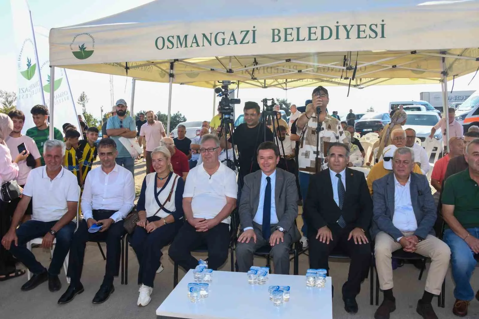 OSMANGAZİ BELEDİYESİ, GENÇ YAŞTA HAYATINI KAYBEDEN MECLİS ÜYESİ FEYYAZ ALPTUĞ MEMİŞOĞULLARI’NIN AZİZ HATIRASINI, ÇOCUKLARIN HEYECANI VE SPORUN BİRLEŞTİRİCİ GÜCÜYLE YAŞATIYOR. DOSTLUK, KARDEŞLİK VE DAYANIŞMA DUYGULARINI YEŞİL SAHAYA TAŞIYAN FEYYAZ ALPTUĞ MEMİŞOĞULLARI ANISINA FUTBOL DOSTLUK TURNUVASI, OSMANGAZİ BELEDİYE BAŞKANI ERKAN AYDIN VE SPOR CAMİASININ GENİŞ KATILIMIYLA BAŞLADI.