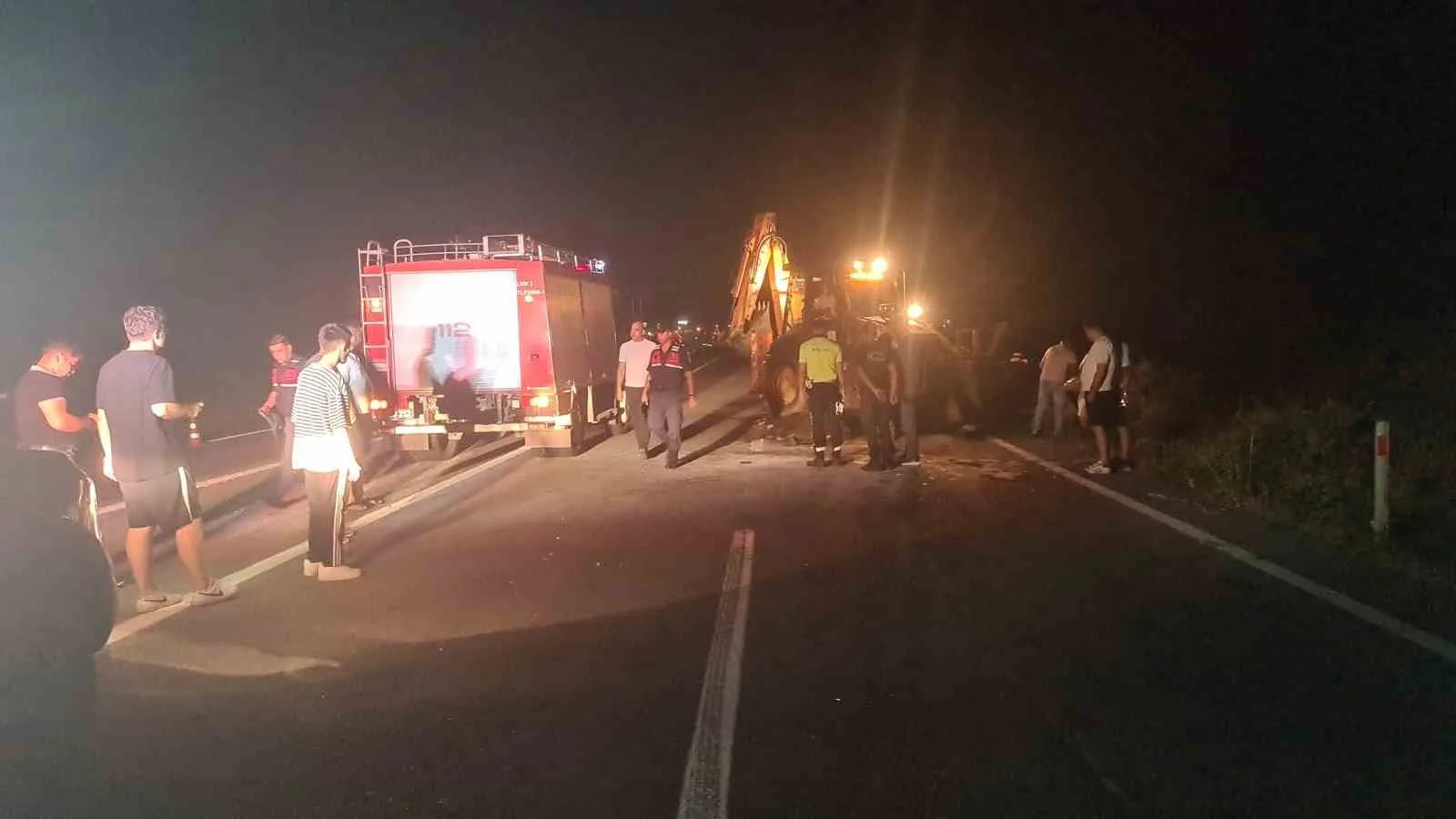 ZONGULDAK'IN ÇAYCUMA İLÇESİNDE BİR SÜRÜCÜ KARA YOLUNA ÇIKAN 3 MANDAYA ÇARPTI. HURDAYA DÖNEN ARAÇTA BULUNAN İKİ KİŞİ YARALANDI. YARALILARA İLK MÜDAHALEYİ KARAPINAR JANDARMA KARAKOLU EKİPLERİ YAPTI.