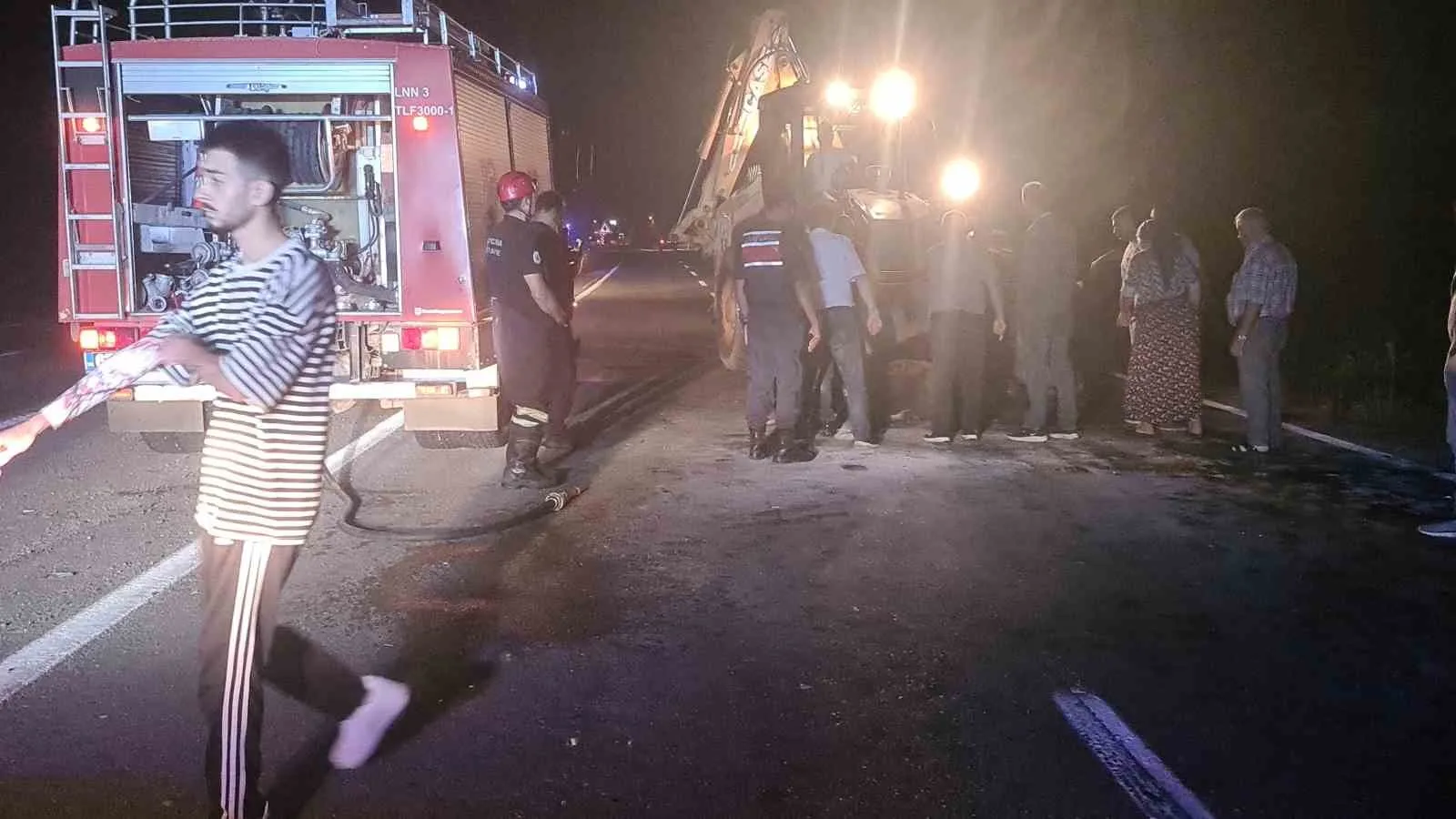 ZONGULDAK'IN ÇAYCUMA İLÇESİNDE BİR SÜRÜCÜ KARA YOLUNA ÇIKAN 3 MANDAYA ÇARPTI. HURDAYA DÖNEN ARAÇTA BULUNAN İKİ KİŞİ YARALANDI. YARALILARA İLK MÜDAHALEYİ KARAPINAR JANDARMA KARAKOLU EKİPLERİ YAPTI.