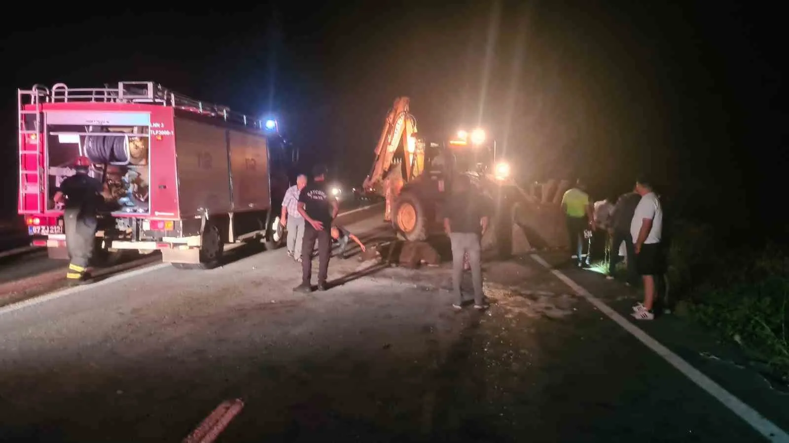 ZONGULDAK'IN ÇAYCUMA İLÇESİNDE BİR SÜRÜCÜ KARA YOLUNA ÇIKAN 3 MANDAYA ÇARPTI. HURDAYA DÖNEN ARAÇTA BULUNAN İKİ KİŞİ YARALANDI. YARALILARA İLK MÜDAHALEYİ KARAPINAR JANDARMA KARAKOLU EKİPLERİ YAPTI.