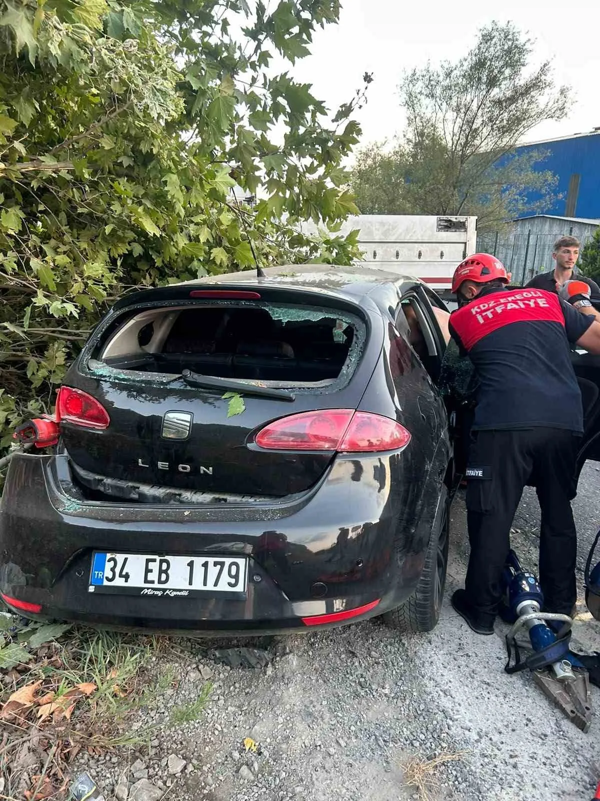 ZONGULDAK'IN KARADENİZ EREĞLİ İLÇESİNDE KONTROLDEN ÇIKAN OTOMOBİLİN ANA YOLDAN YAN YOLA SAVRULARAK PARK HALİNDEKİ TIR'IN ALTINA GİRMESİ SONUCU AĞIR YARALANAN 18 YAŞINDAKİ SÜRÜCÜ, KALDIRILDIĞI HASTANEDE YAŞAMINI YİTİRDİ.