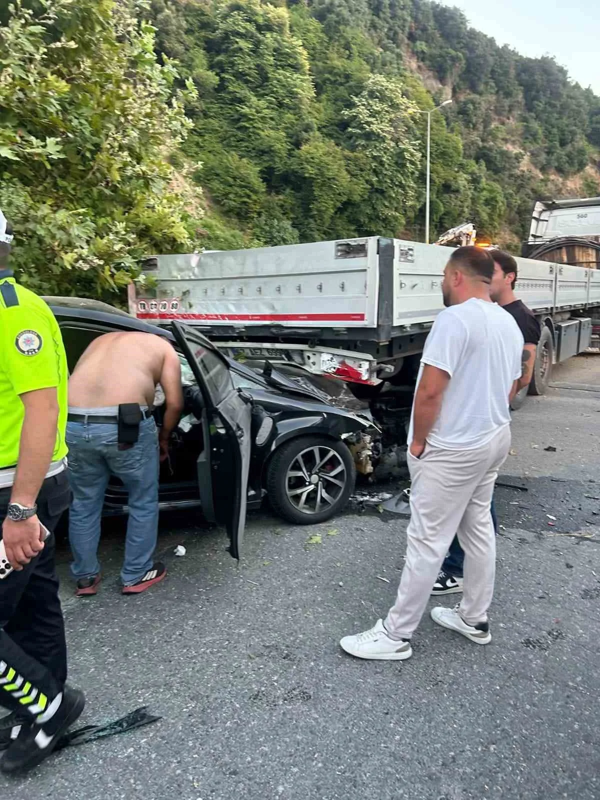 ZONGULDAK'IN KARADENİZ EREĞLİ İLÇESİNDE KONTROLDEN ÇIKAN OTOMOBİLİN ANA YOLDAN YAN YOLA SAVRULARAK PARK HALİNDEKİ TIR'IN ALTINA GİRMESİ SONUCU AĞIR YARALANAN 18 YAŞINDAKİ SÜRÜCÜ, KALDIRILDIĞI HASTANEDE YAŞAMINI YİTİRDİ.
