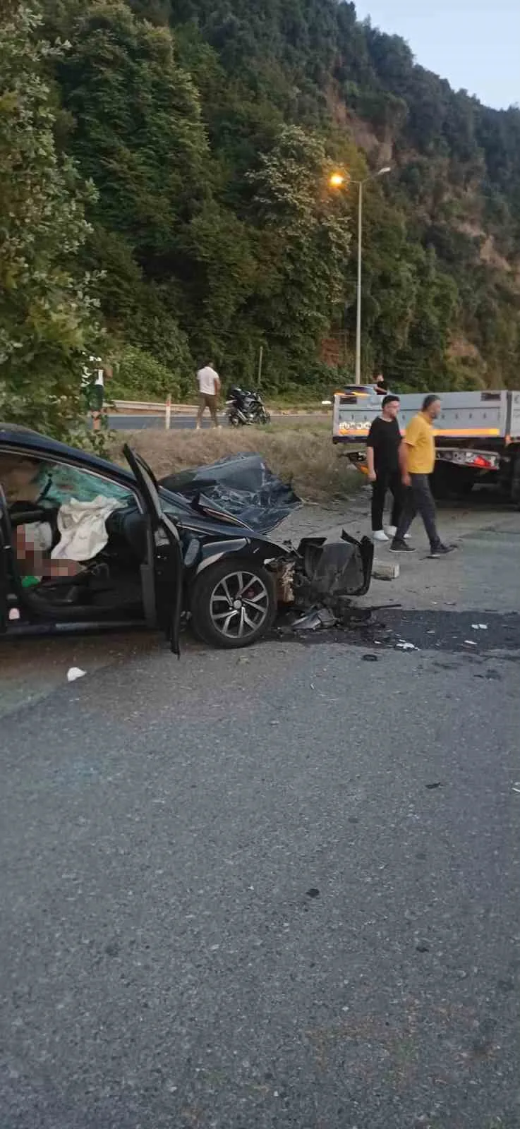 ZONGULDAK'IN KARADENİZ EREĞLİ İLÇESİNDE KONTROLDEN ÇIKAN OTOMOBİLİN ANA YOLDAN YAN YOLA SAVRULARAK PARK HALİNDEKİ TIR'IN ALTINA GİRMESİ SONUCU AĞIR YARALANAN 18 YAŞINDAKİ SÜRÜCÜ, KALDIRILDIĞI HASTANEDE YAŞAMINI YİTİRDİ.